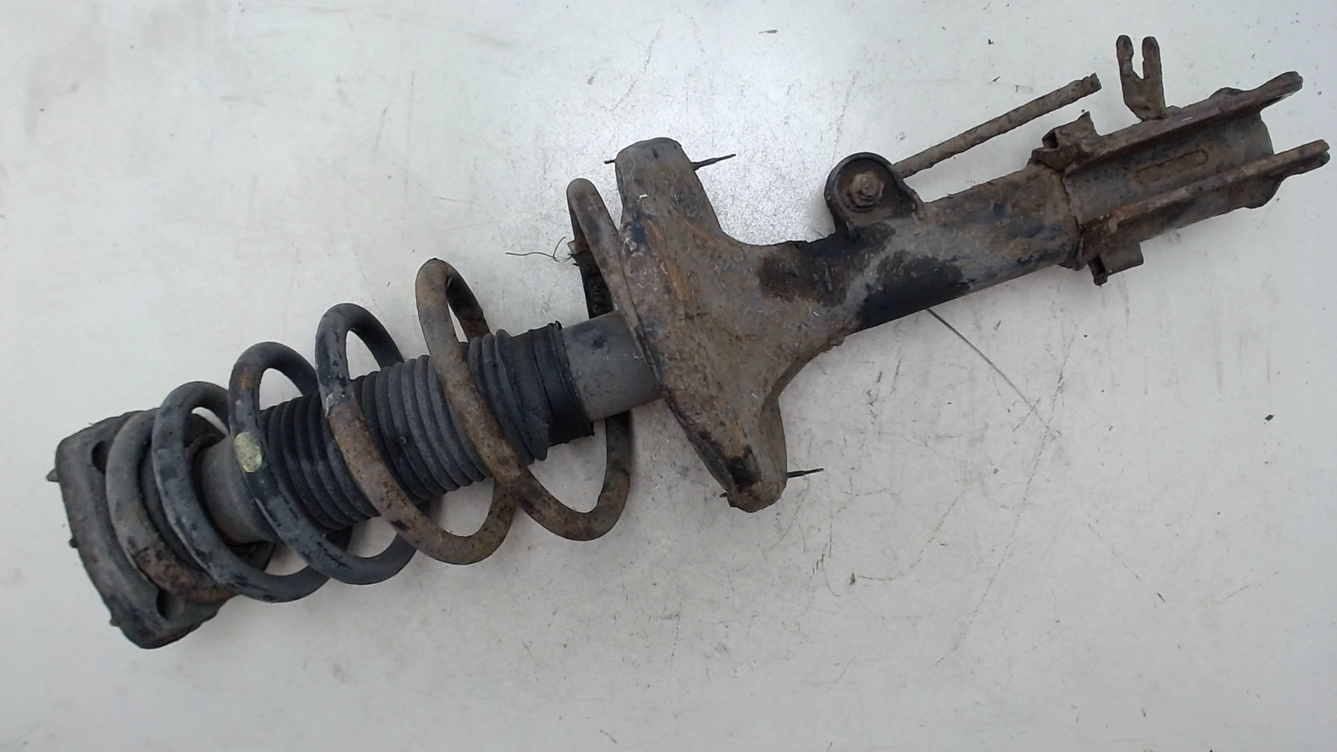 Амортизатор передний левый