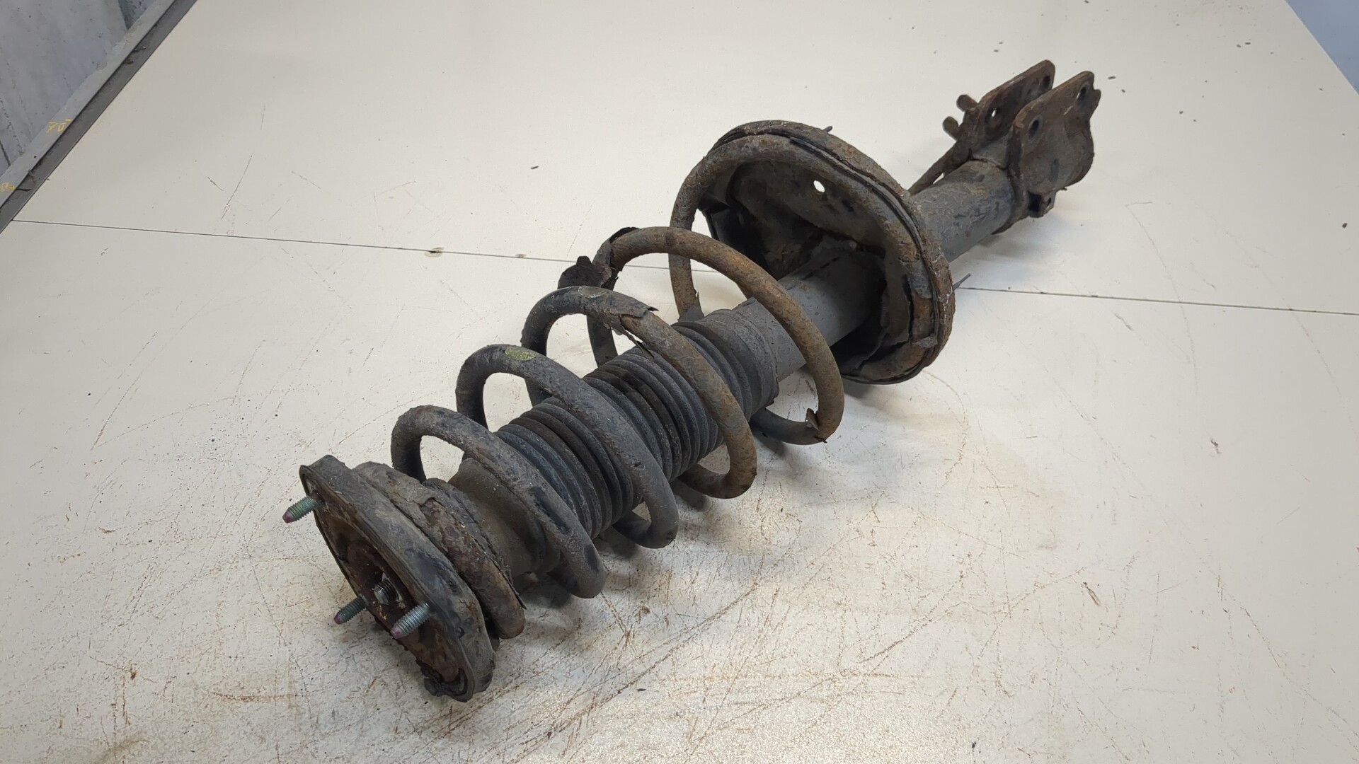 Амортизатор передний левый