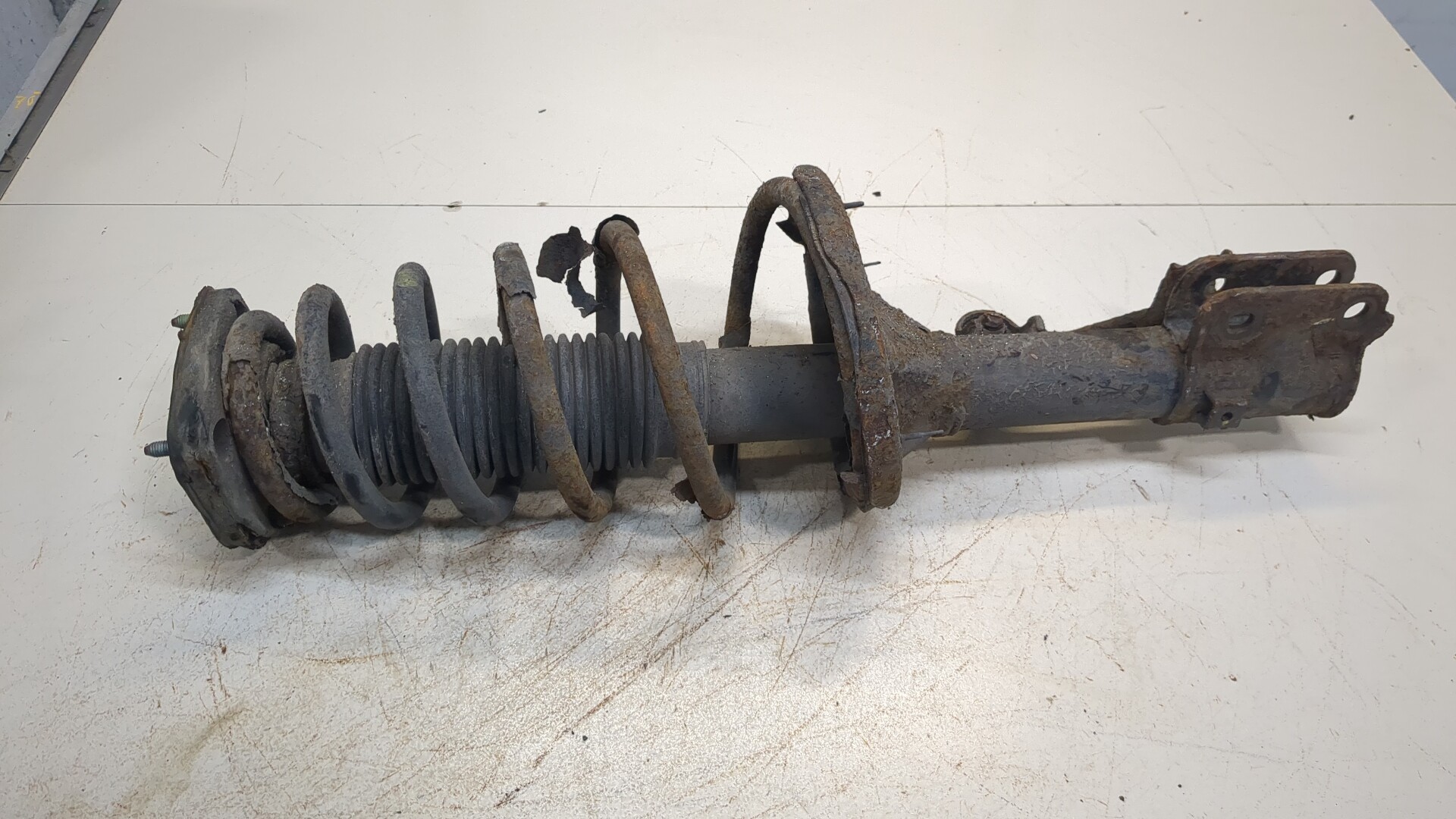 Амортизатор передний левый