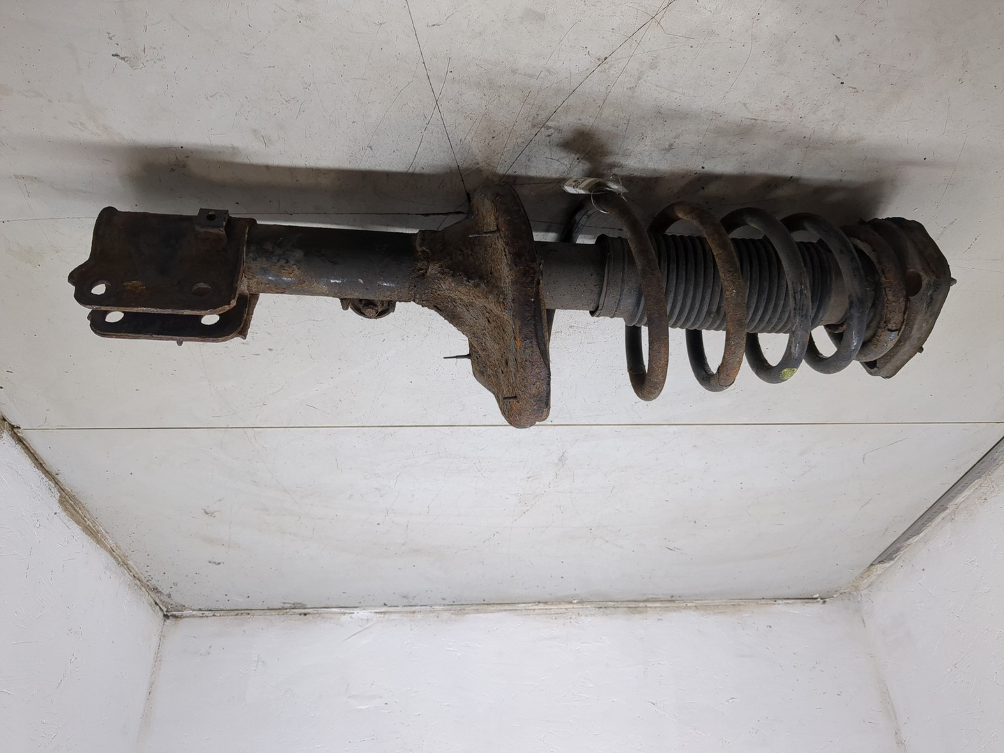 Амортизатор передний левый