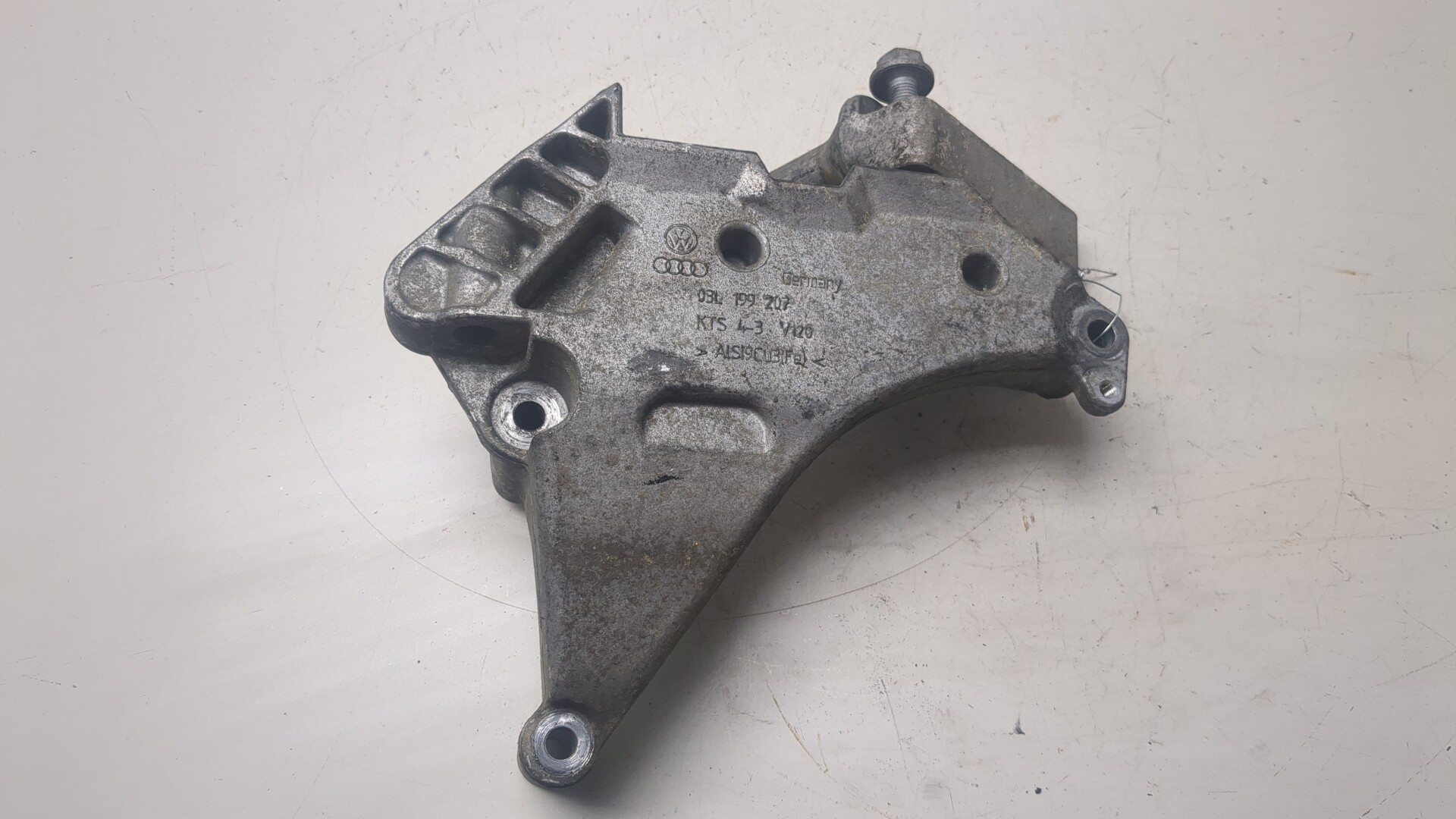 Кронштейн двигателя