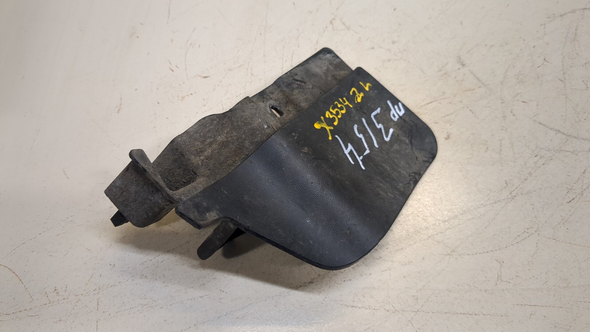 Брызговик задний левый