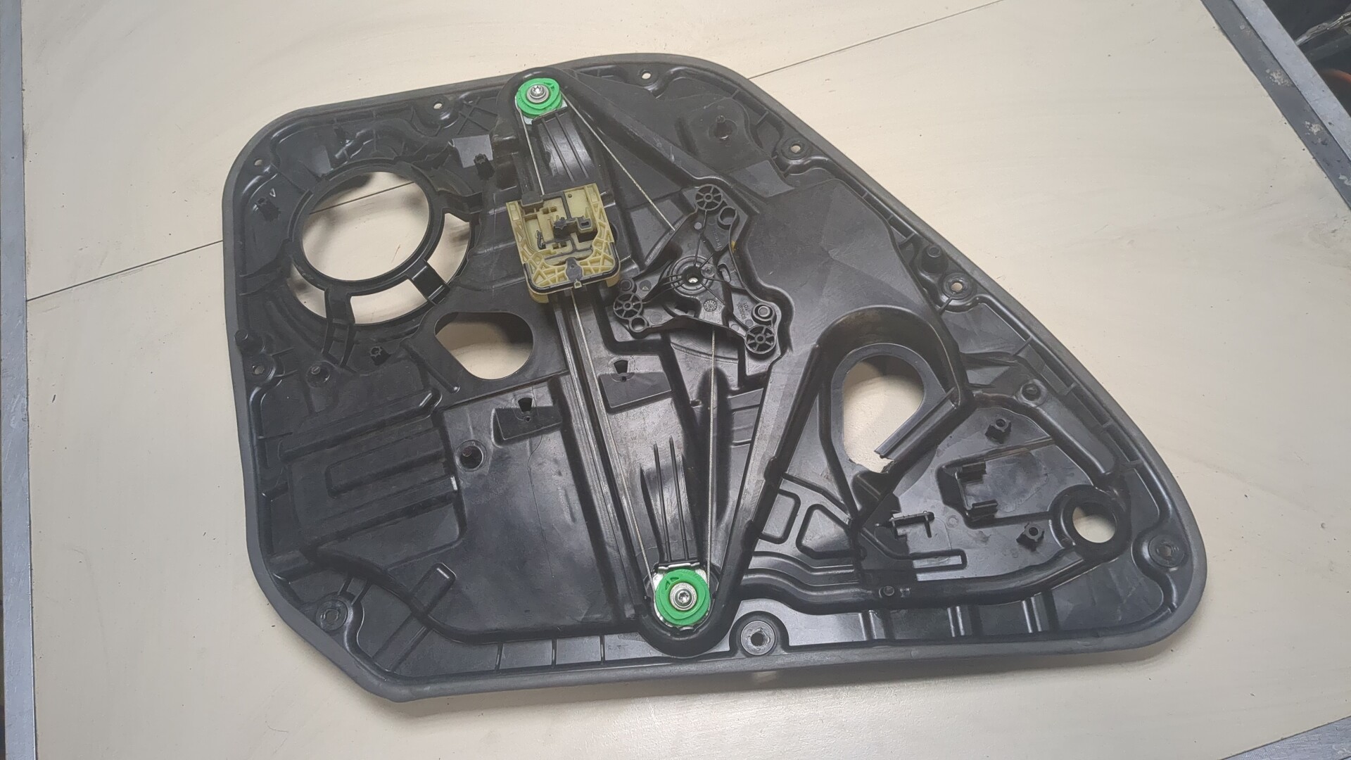 Стеклоподъемник электр. задний правый