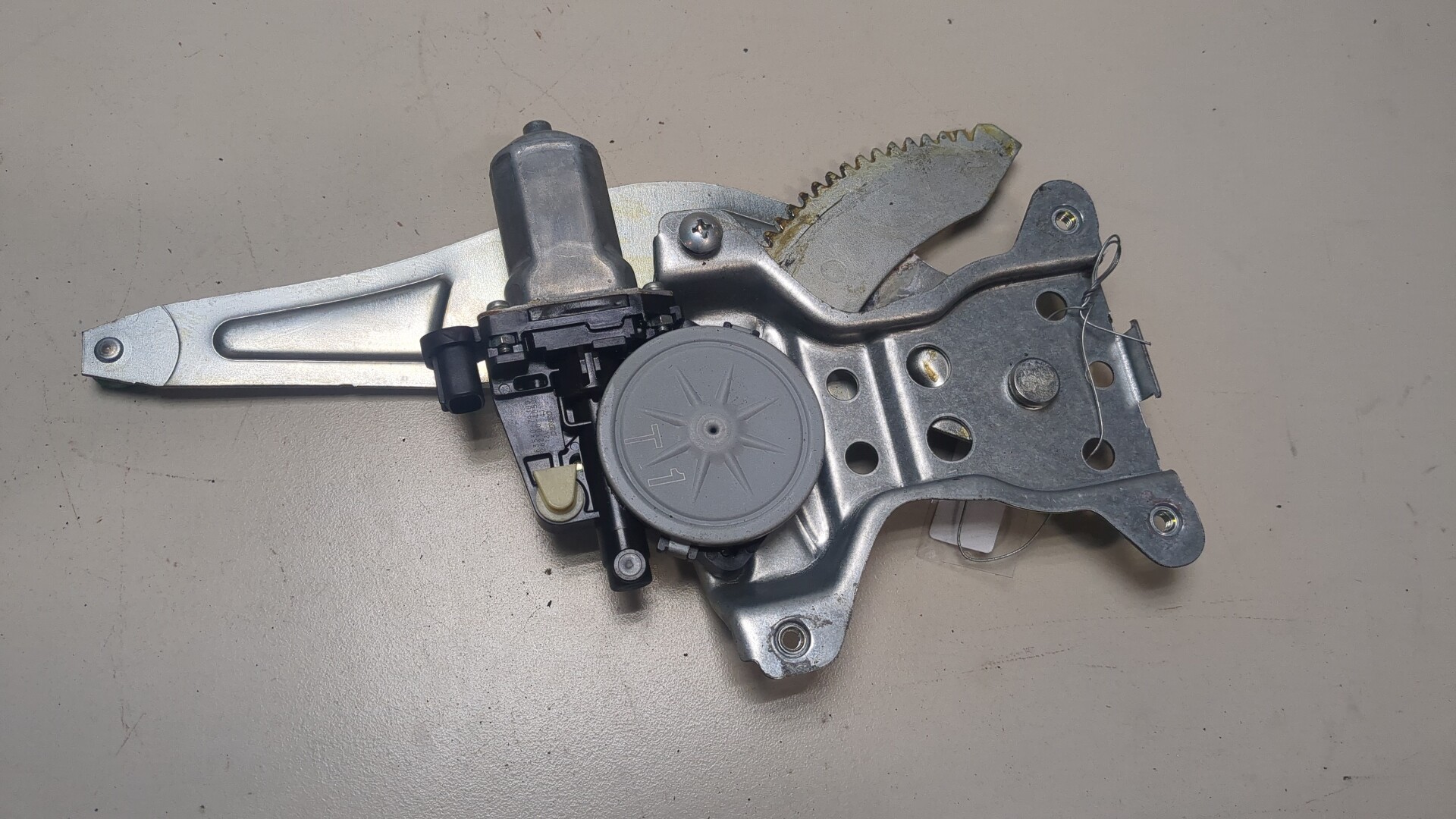 Стеклоподъемник электр. задний правый