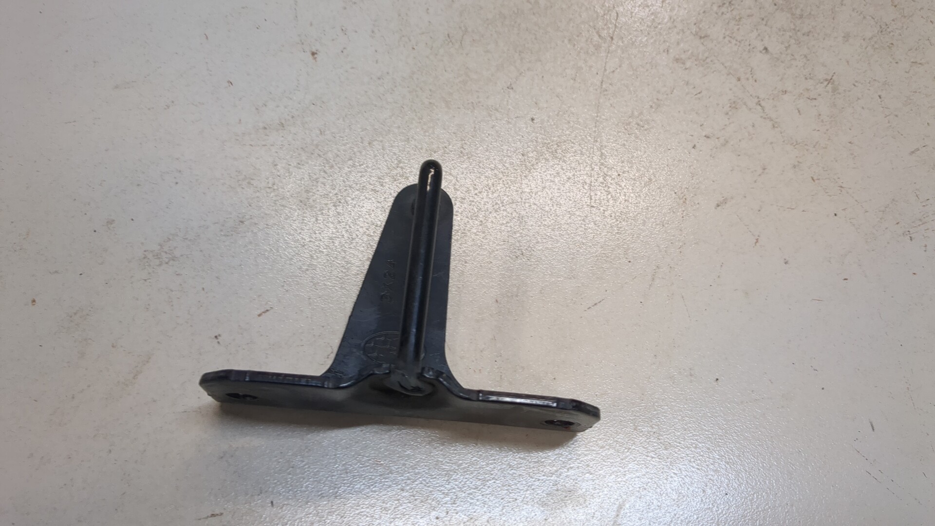 Петля капота