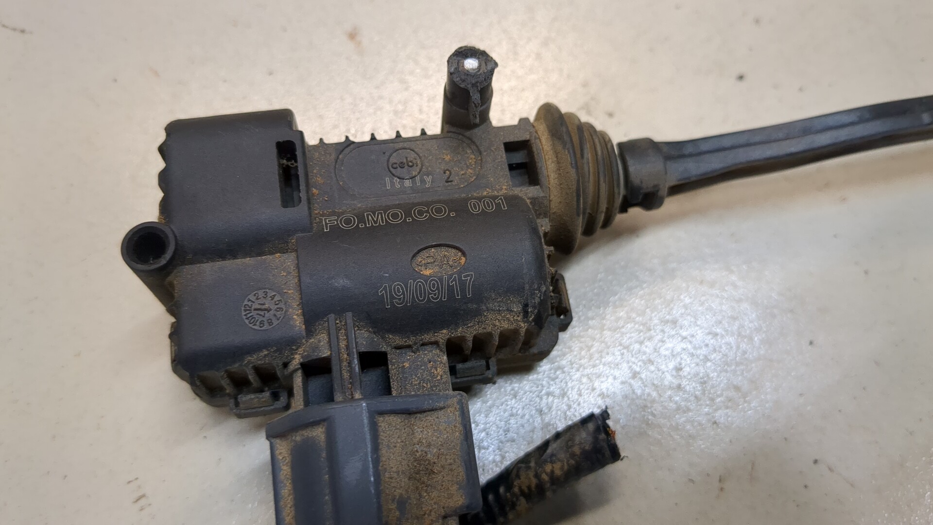 Активатор замка крышки бензобака