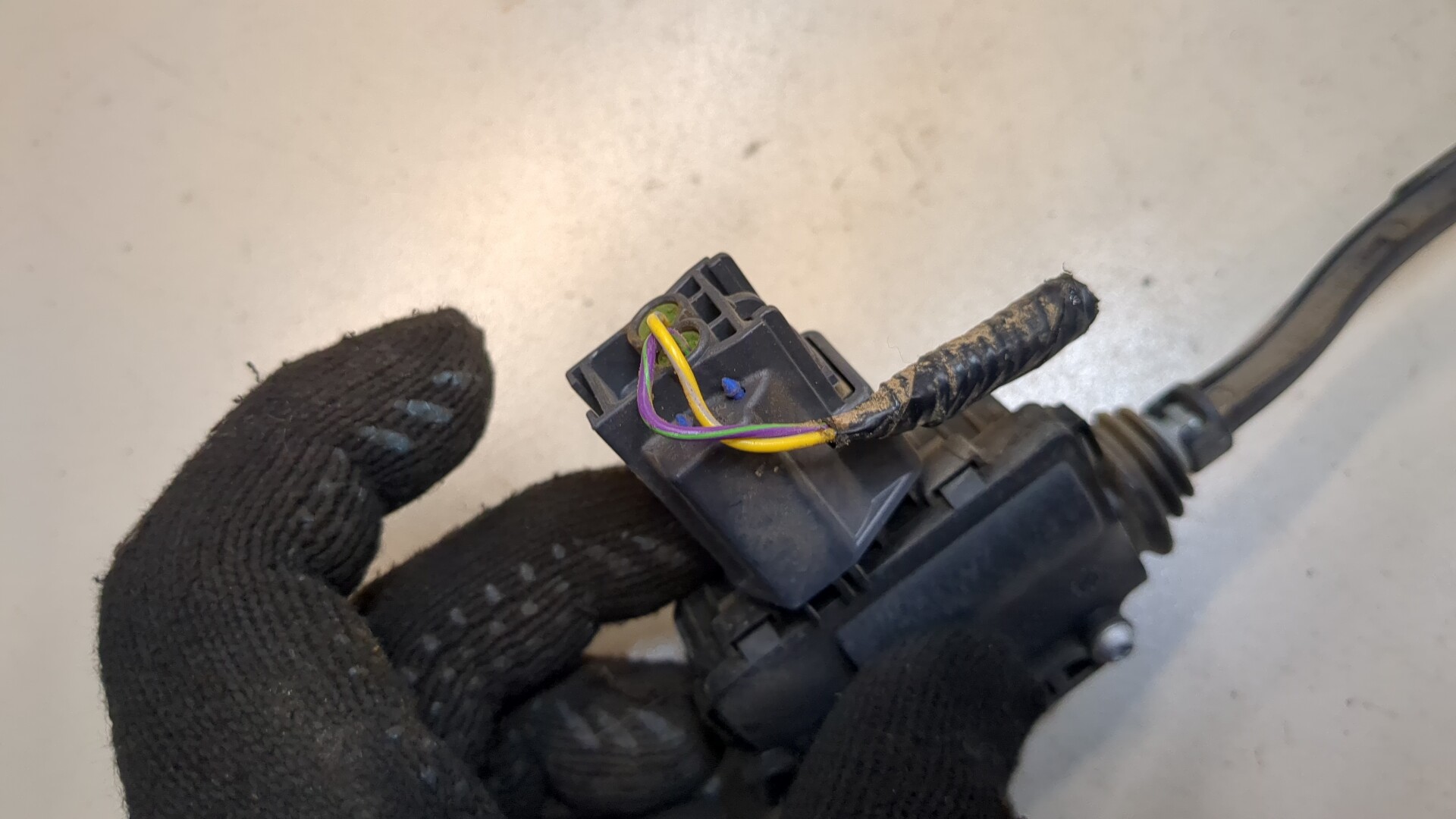 Активатор замка крышки бензобака