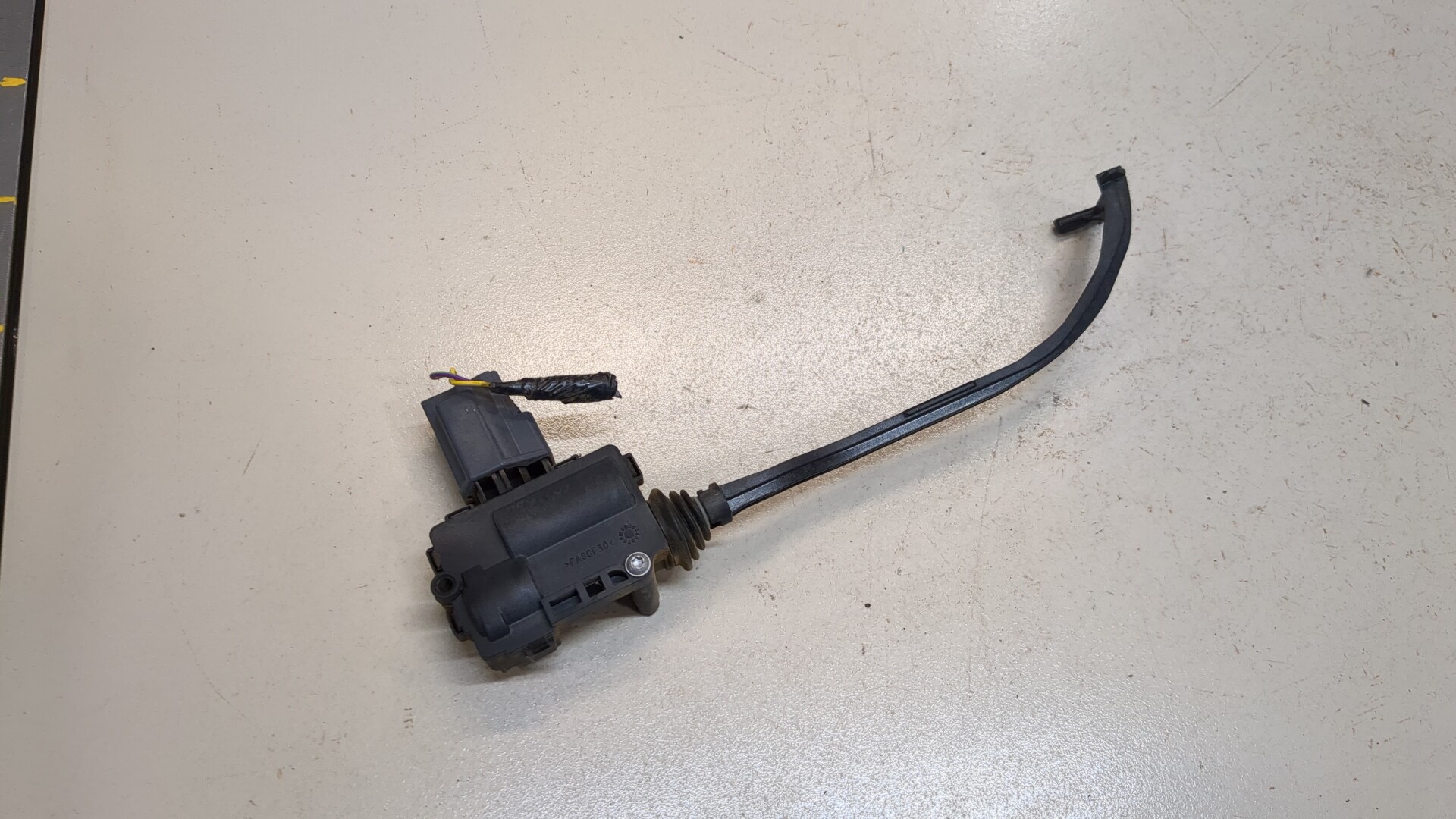 Активатор замка крышки бензобака