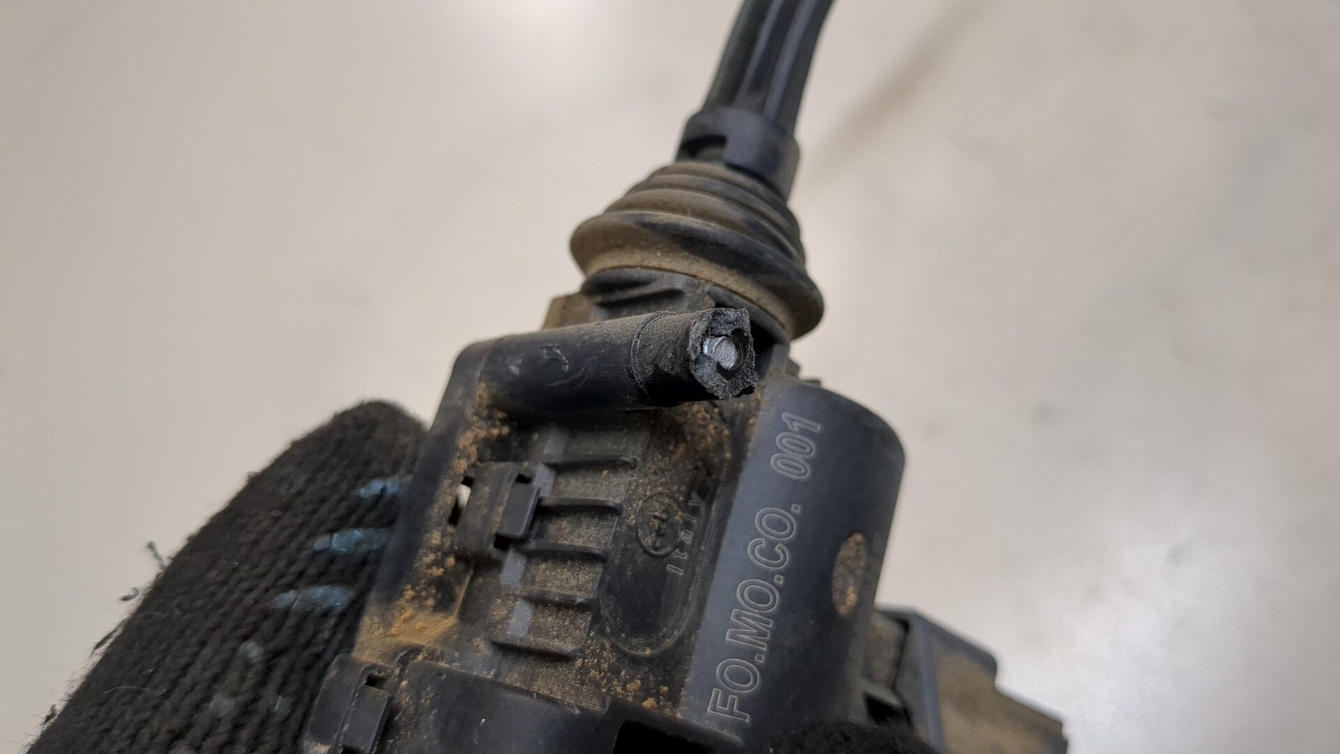 Активатор замка крышки бензобака