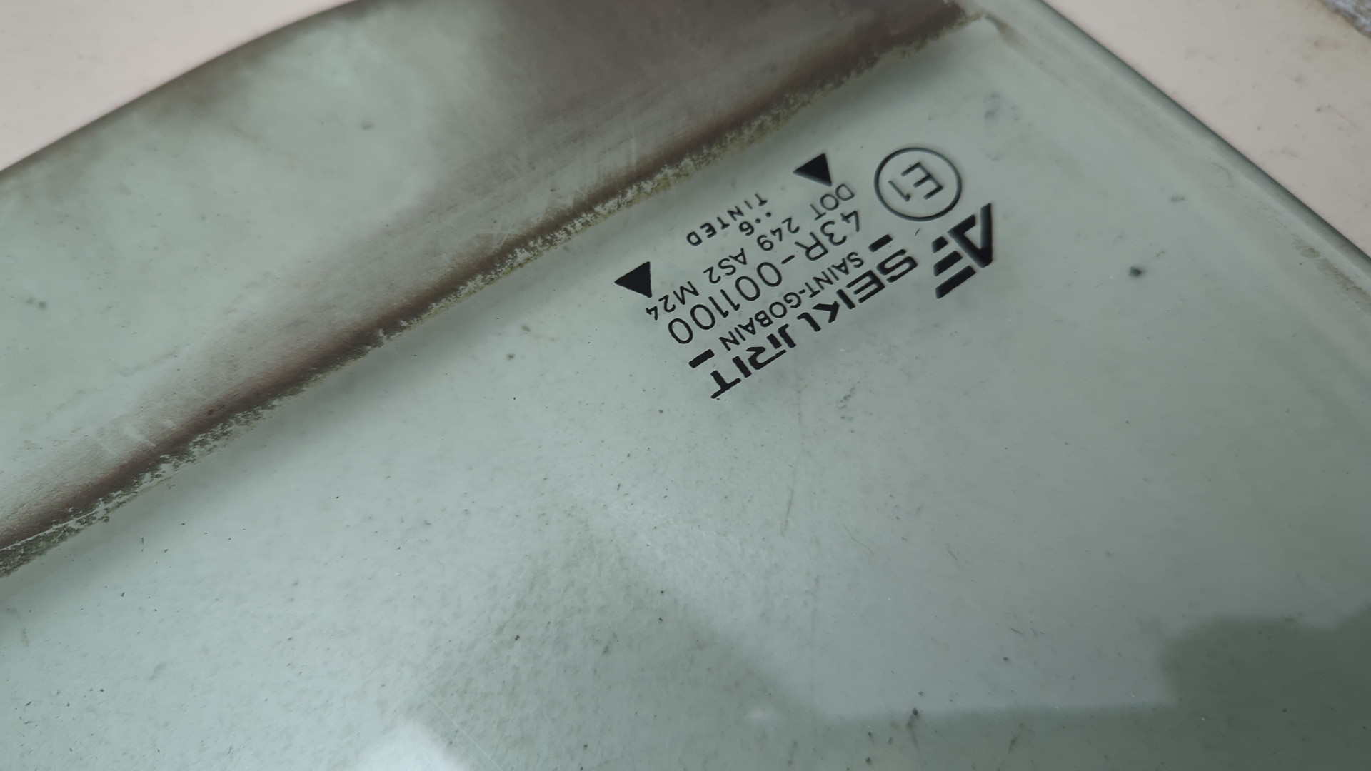 Стекло двери передней правой