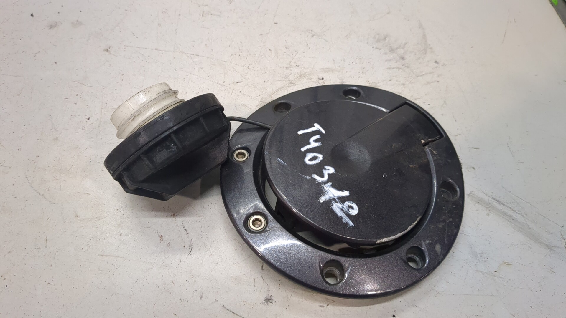 Лючок бензобака