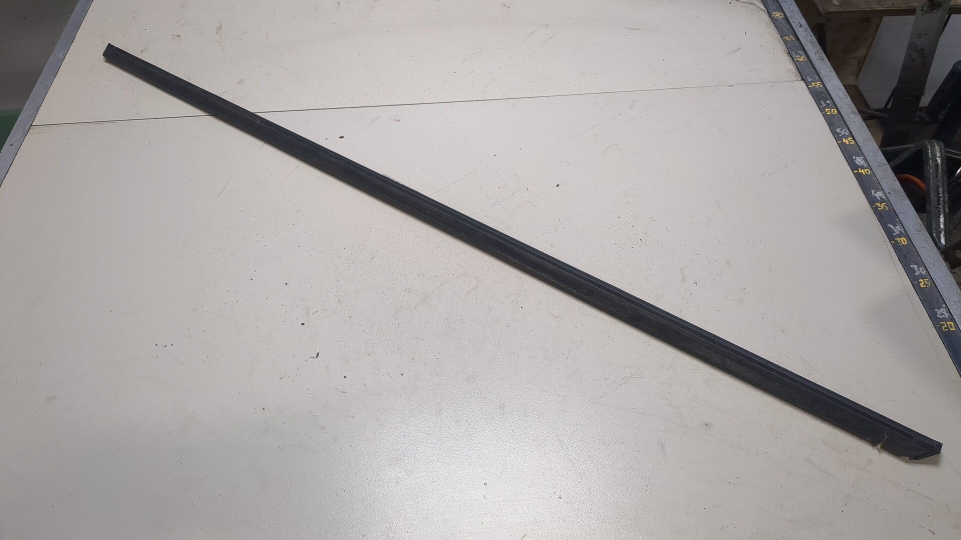 Накладка стекла переднего правого