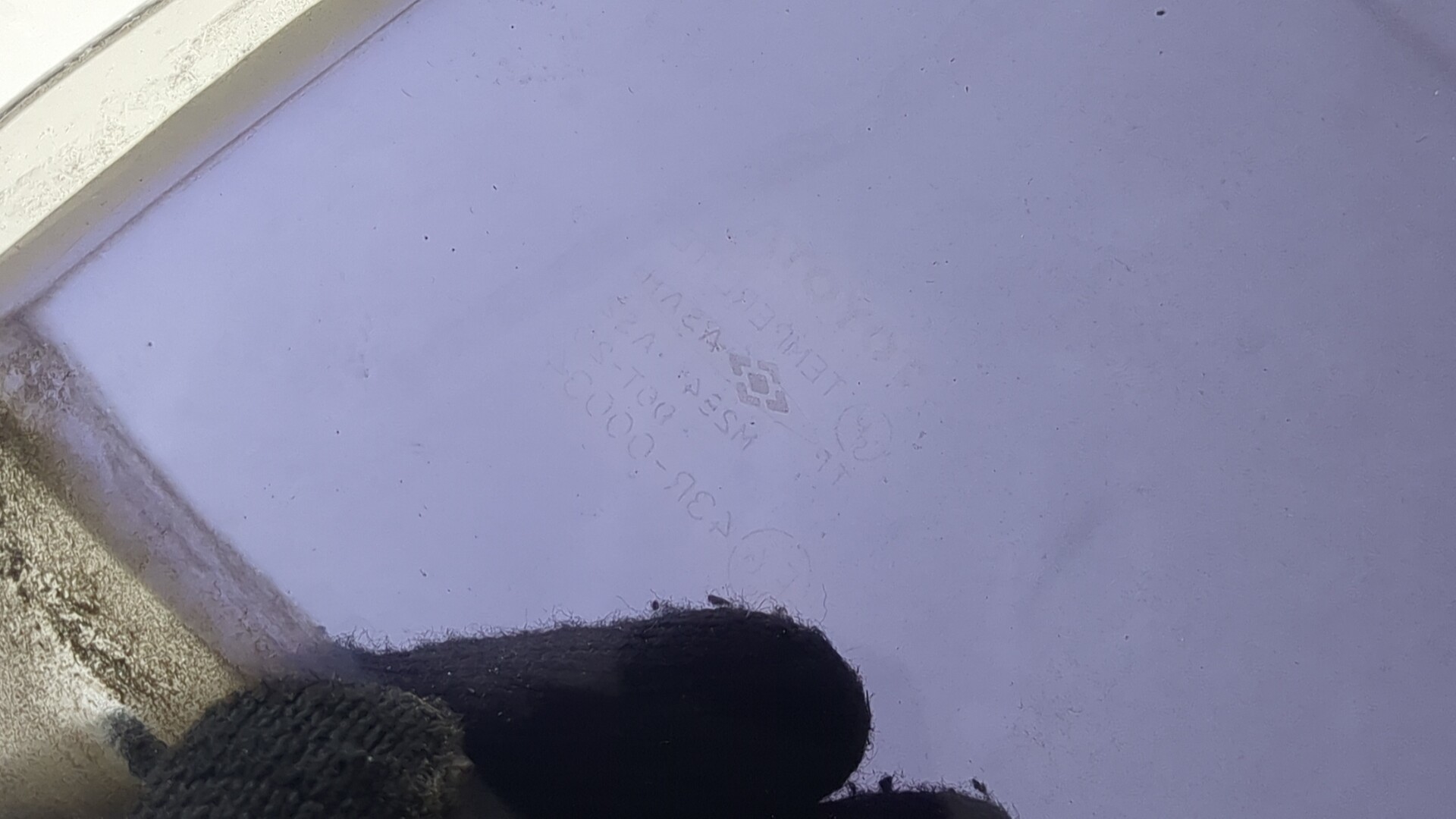 Стекло двери передней правой