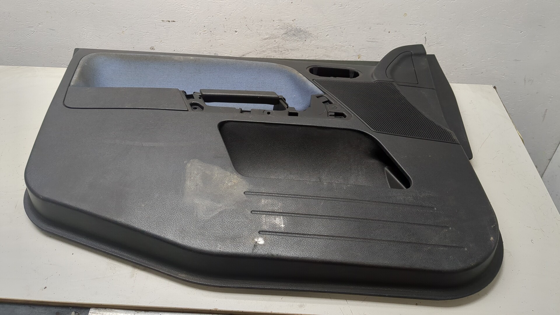 Обшивка двери передней левой