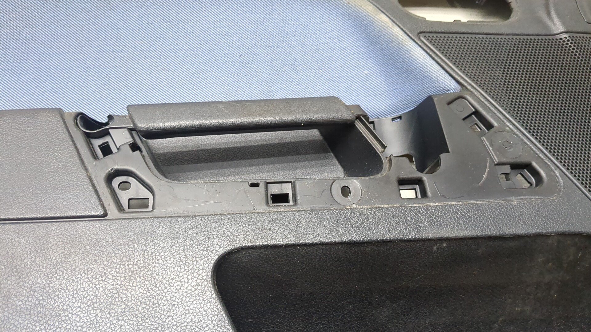 Обшивка двери передней левой