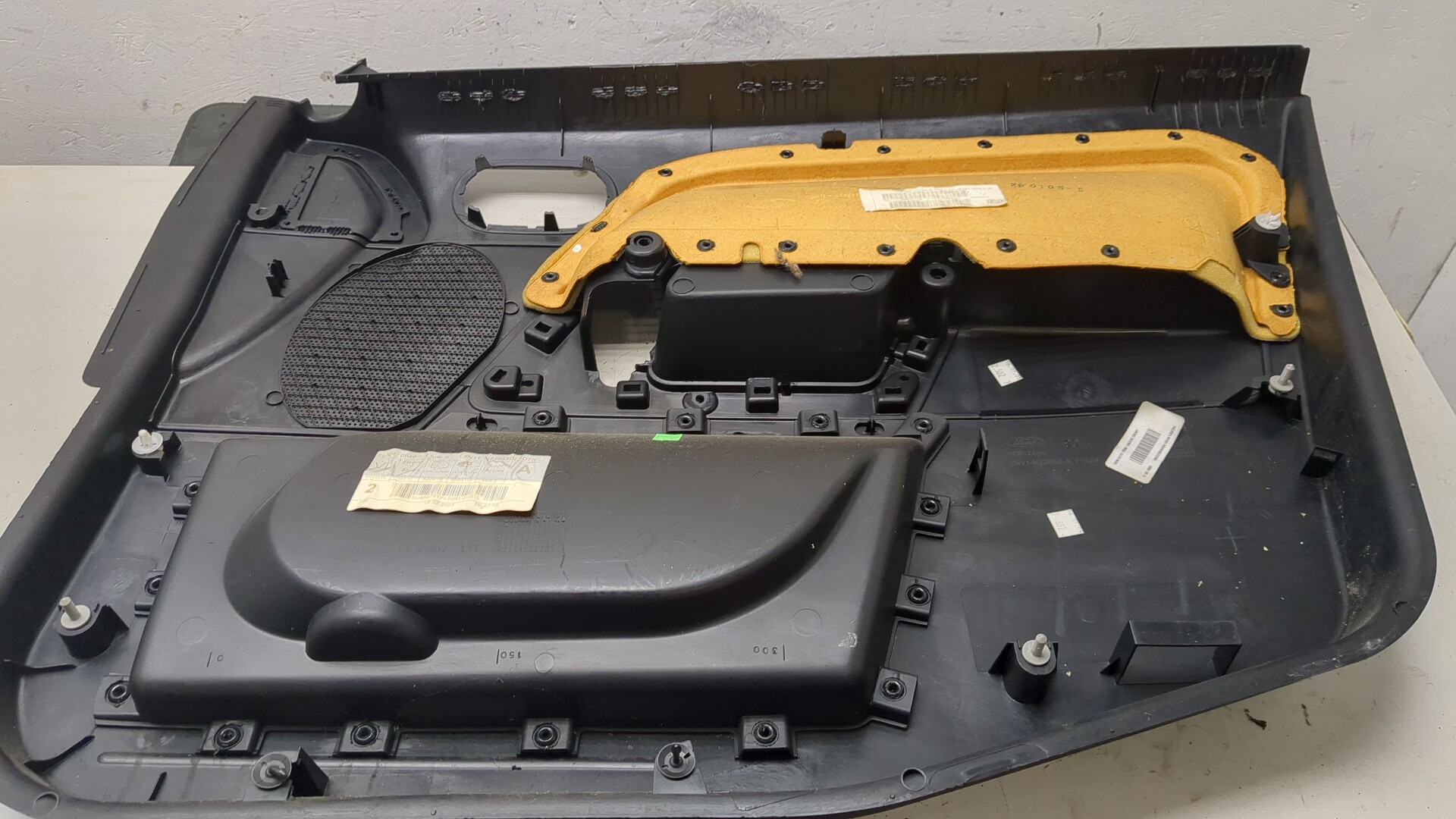 Обшивка двери передней левой