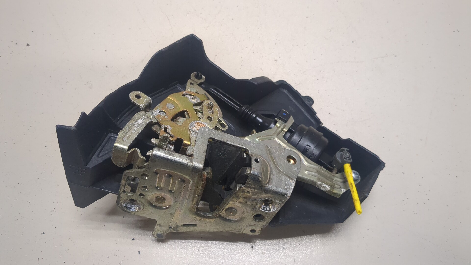 Замок двери задней левой