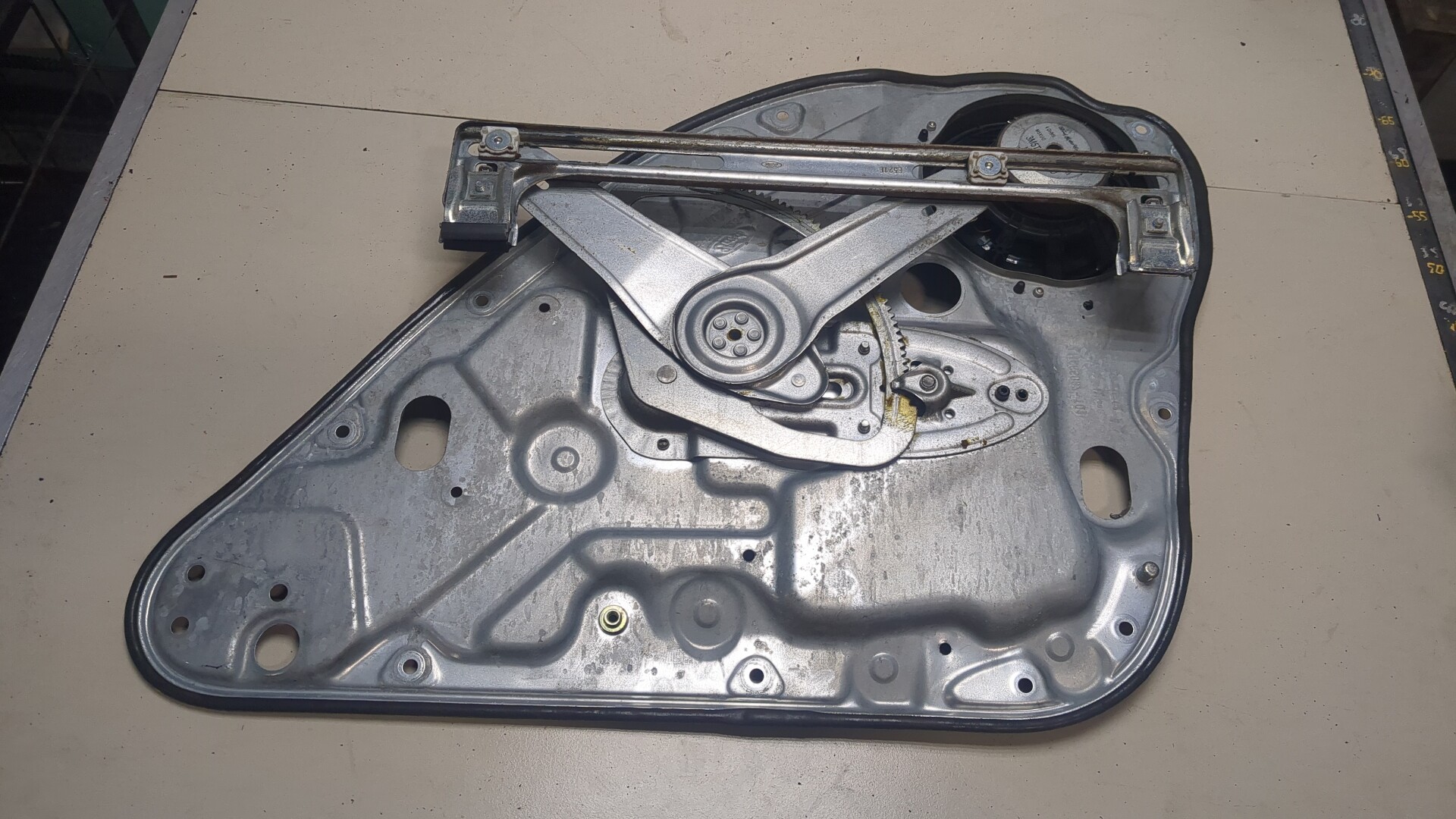 Стеклоподъемник электр. задний левый