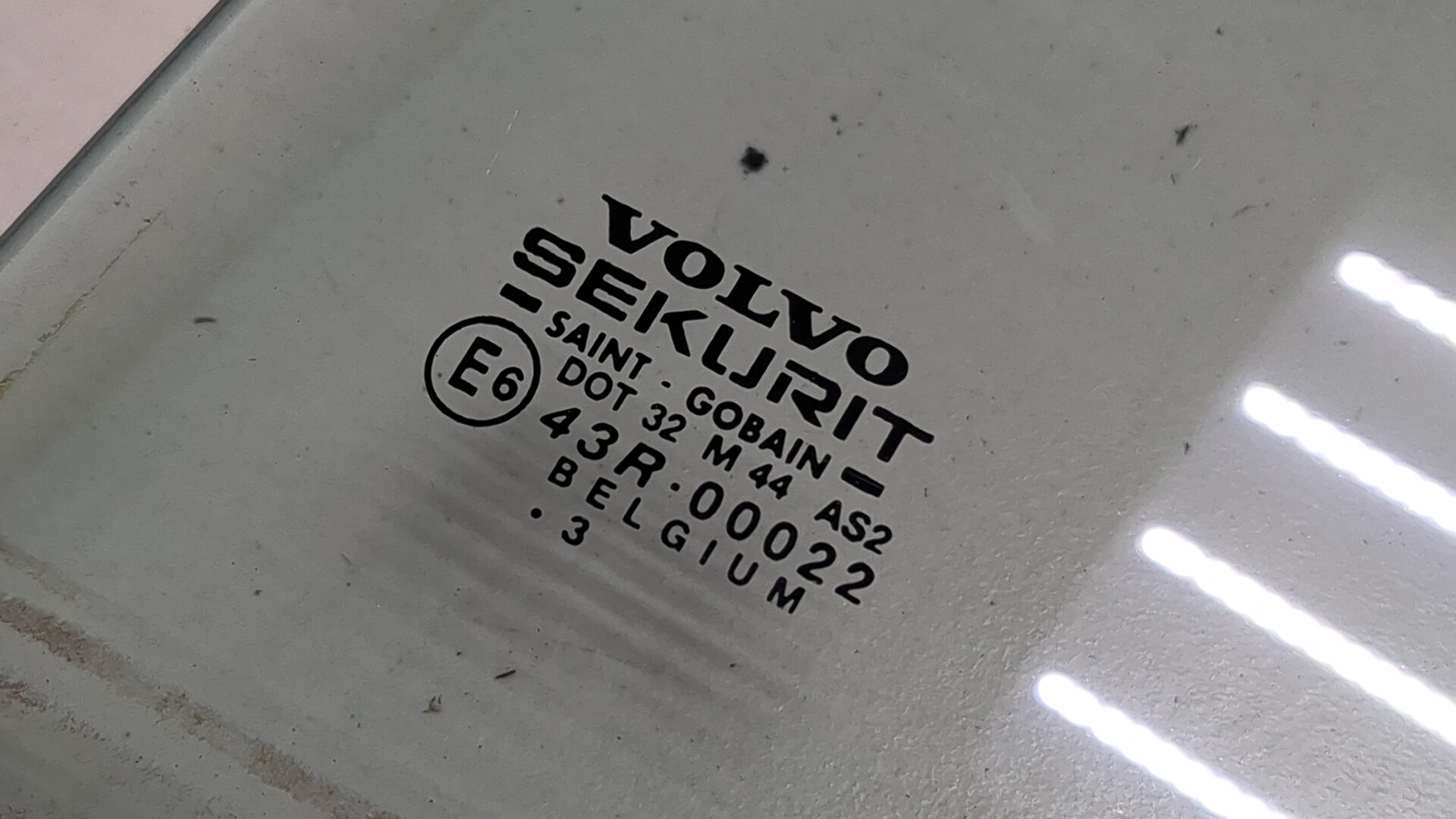 Стекло двери задней левой