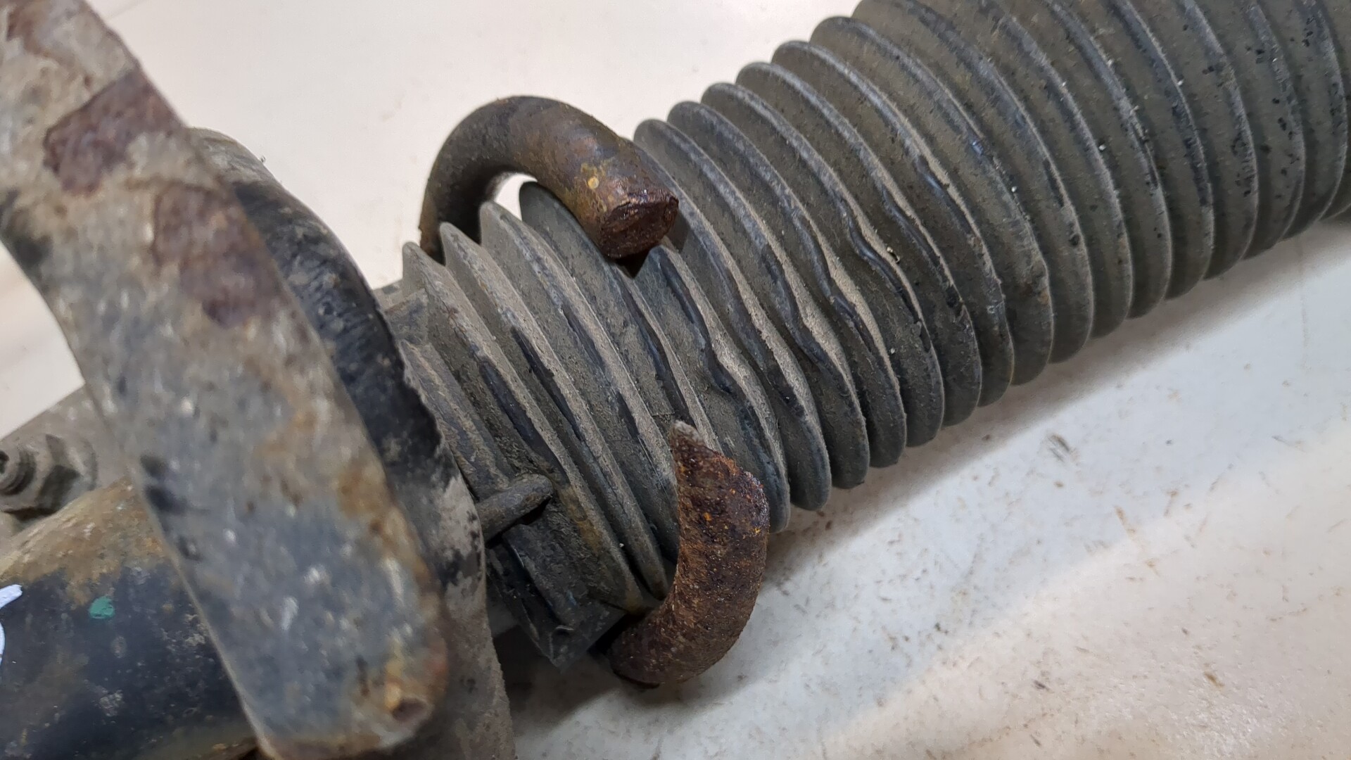 Амортизатор передний правый