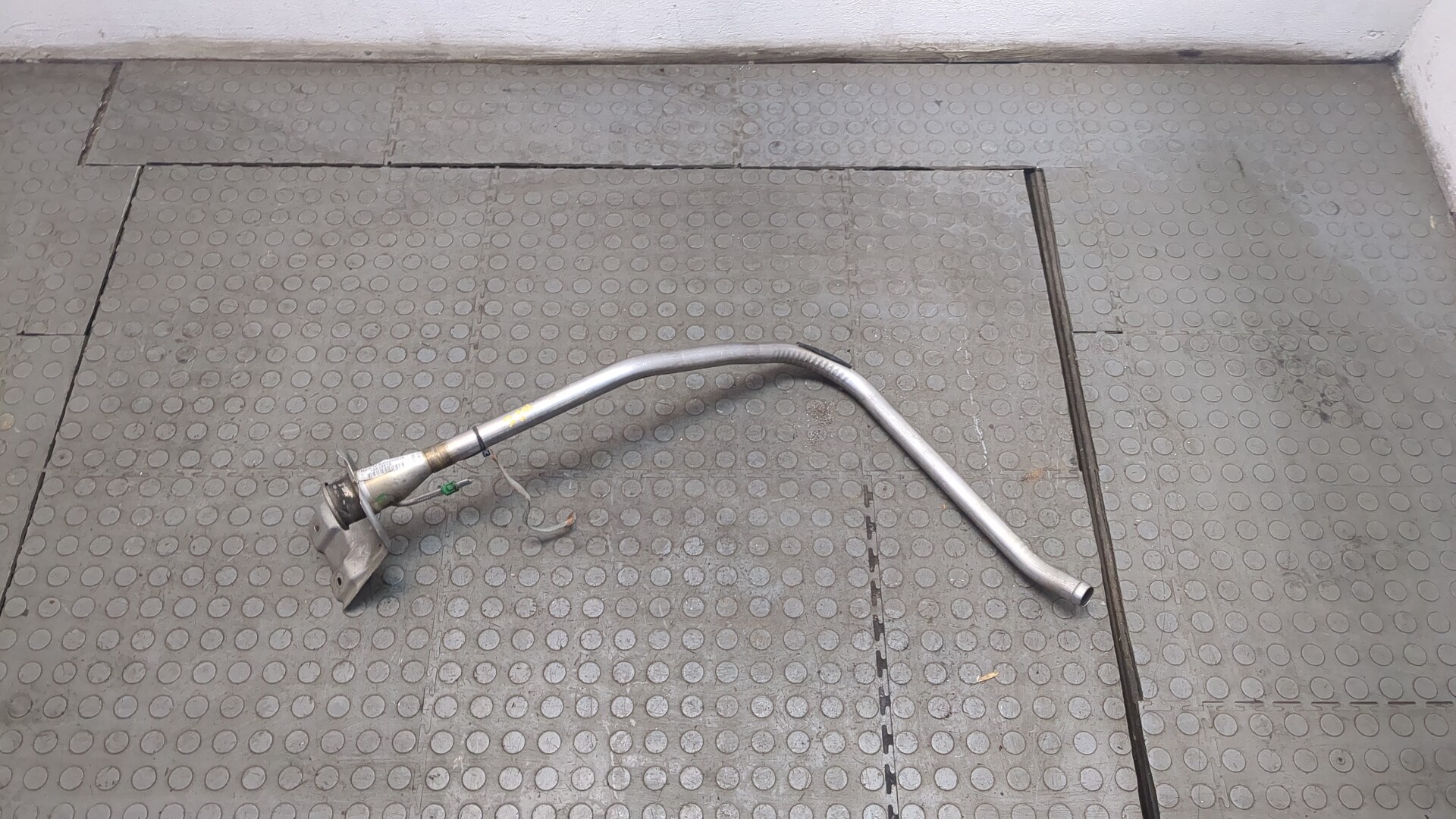 Горловина топливного бака