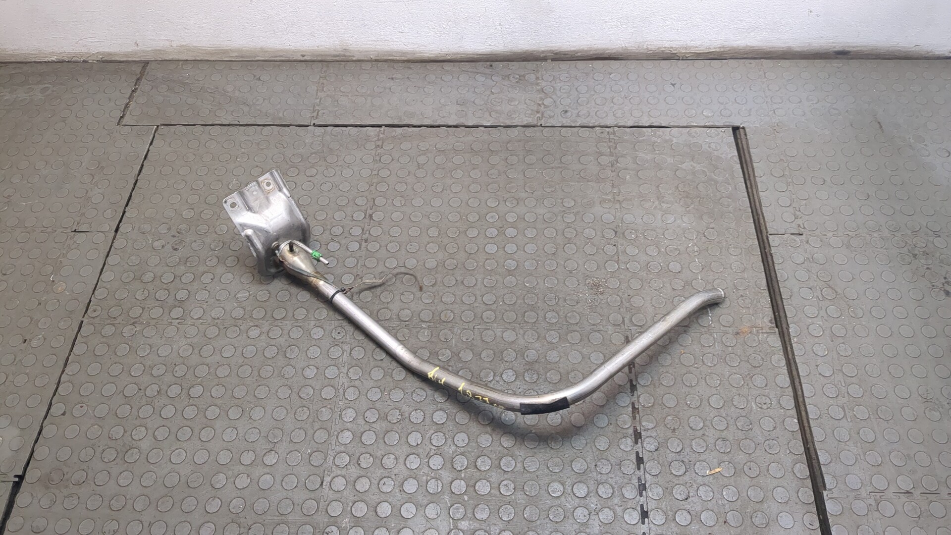 Горловина топливного бака