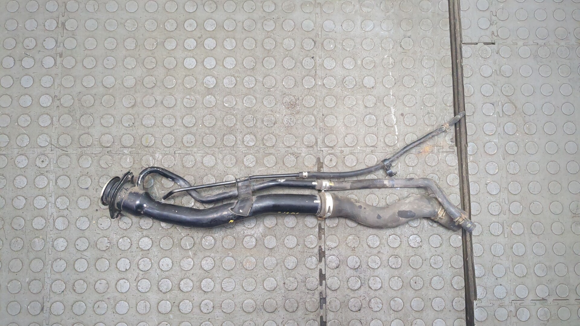 Горловина топливного бака