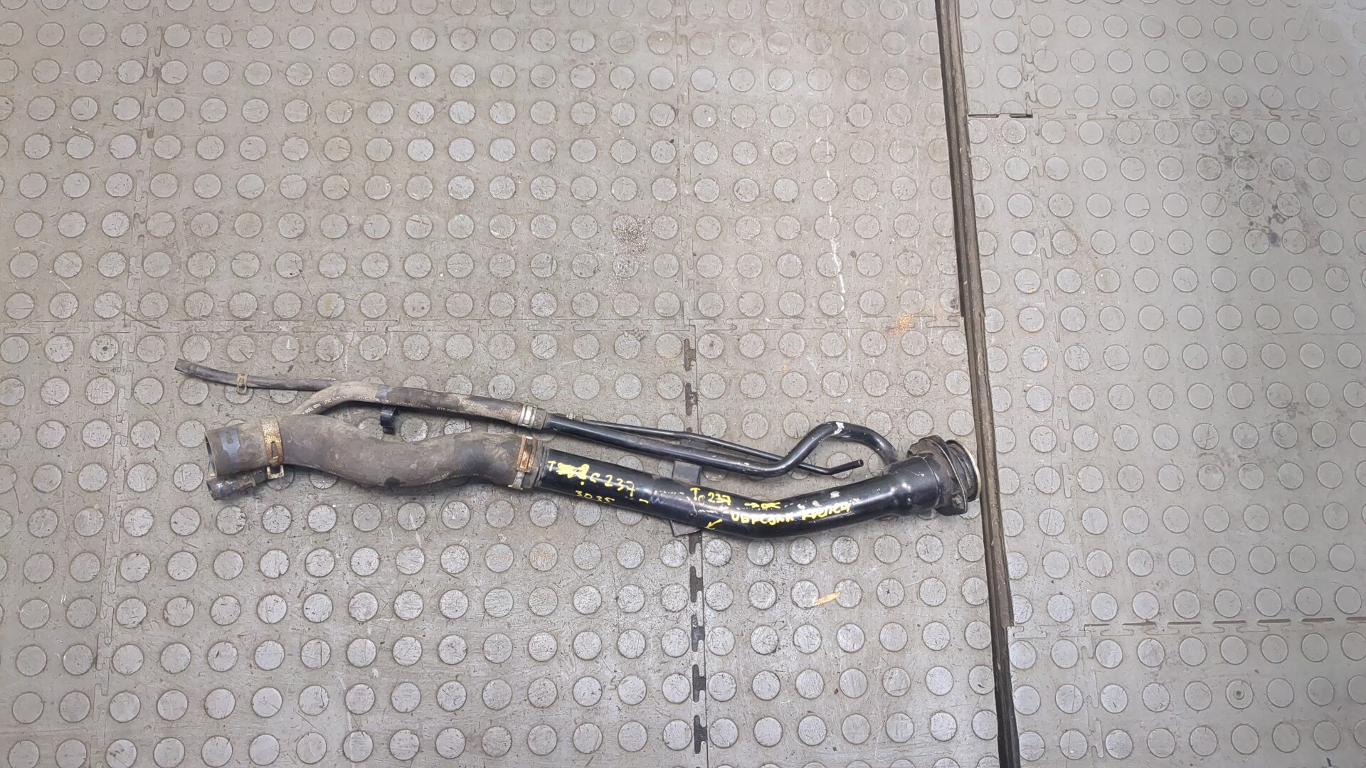 Горловина топливного бака