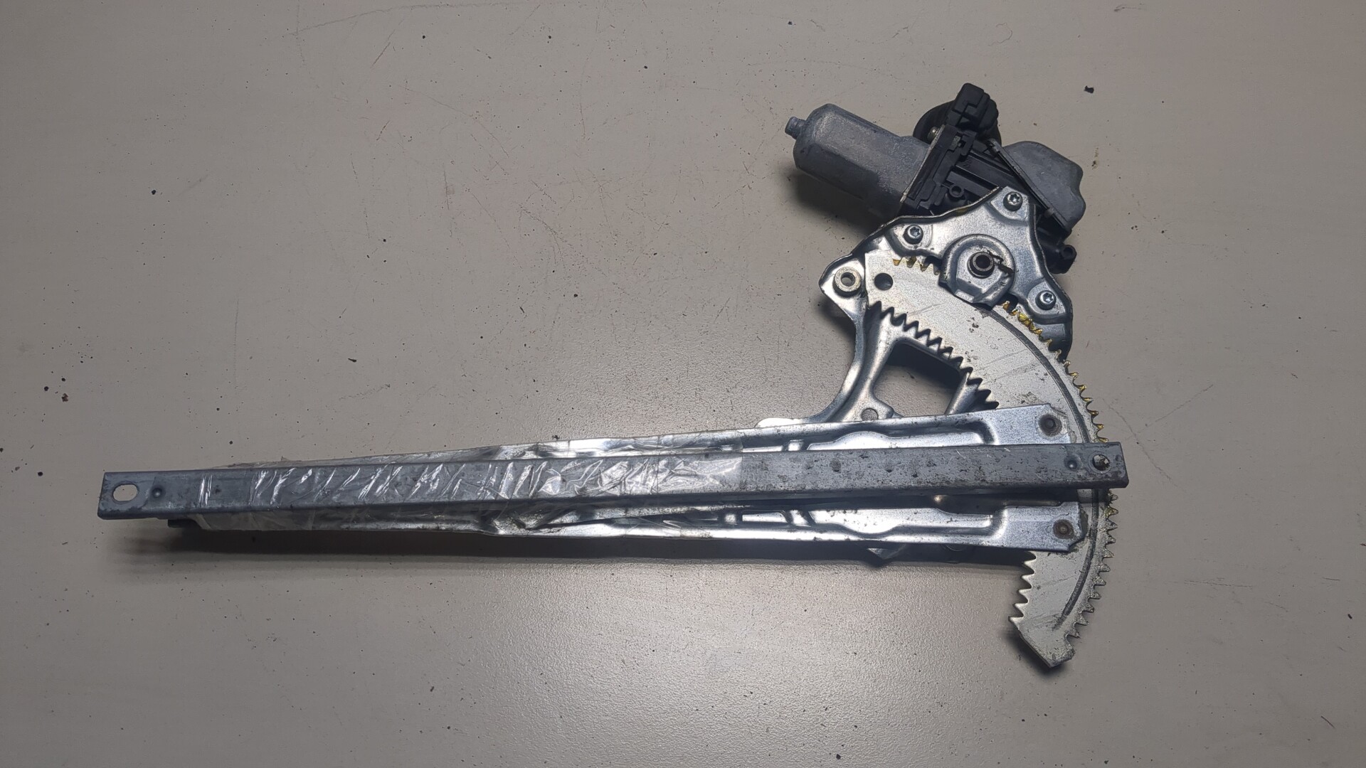 Стеклоподъемник электр. задний правый