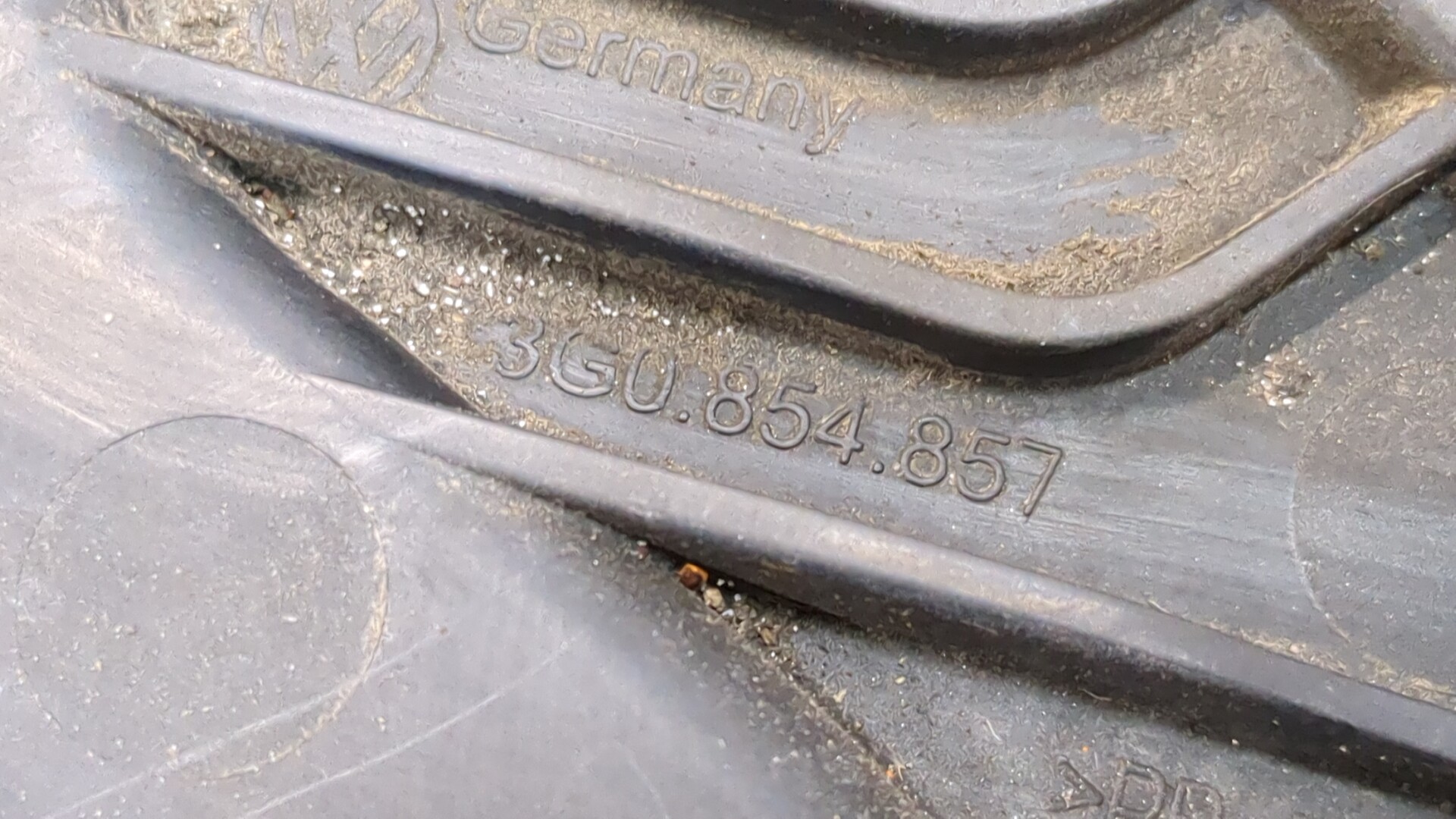 Брызговик задний левый