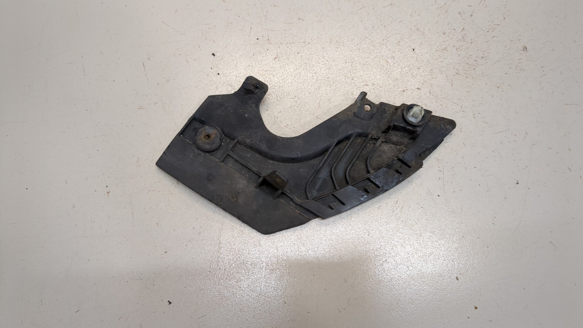 Брызговик задний левый