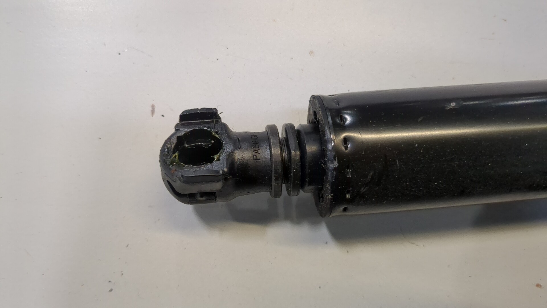 Амортизатор крышки багажника