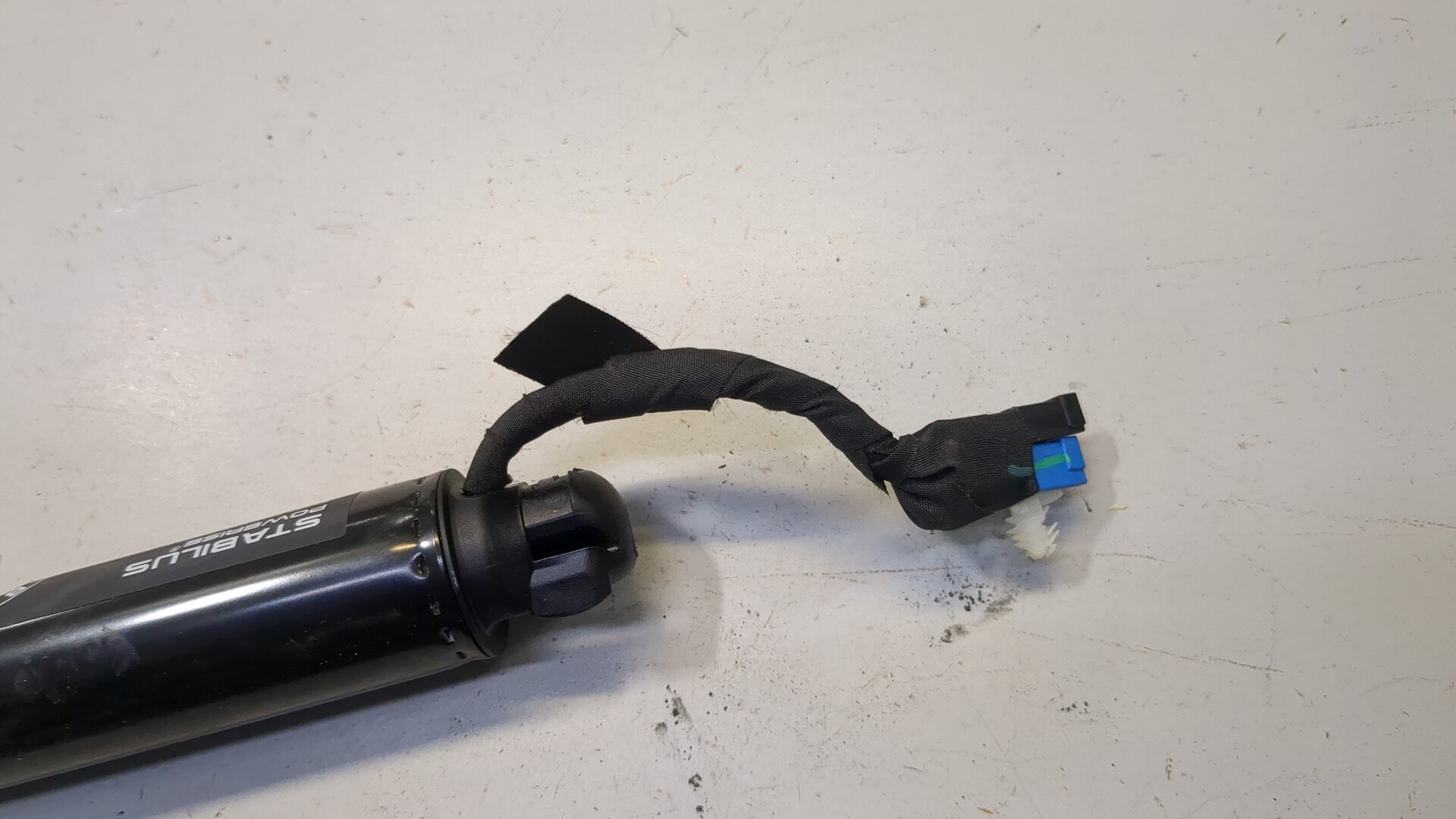 Амортизатор крышки багажника