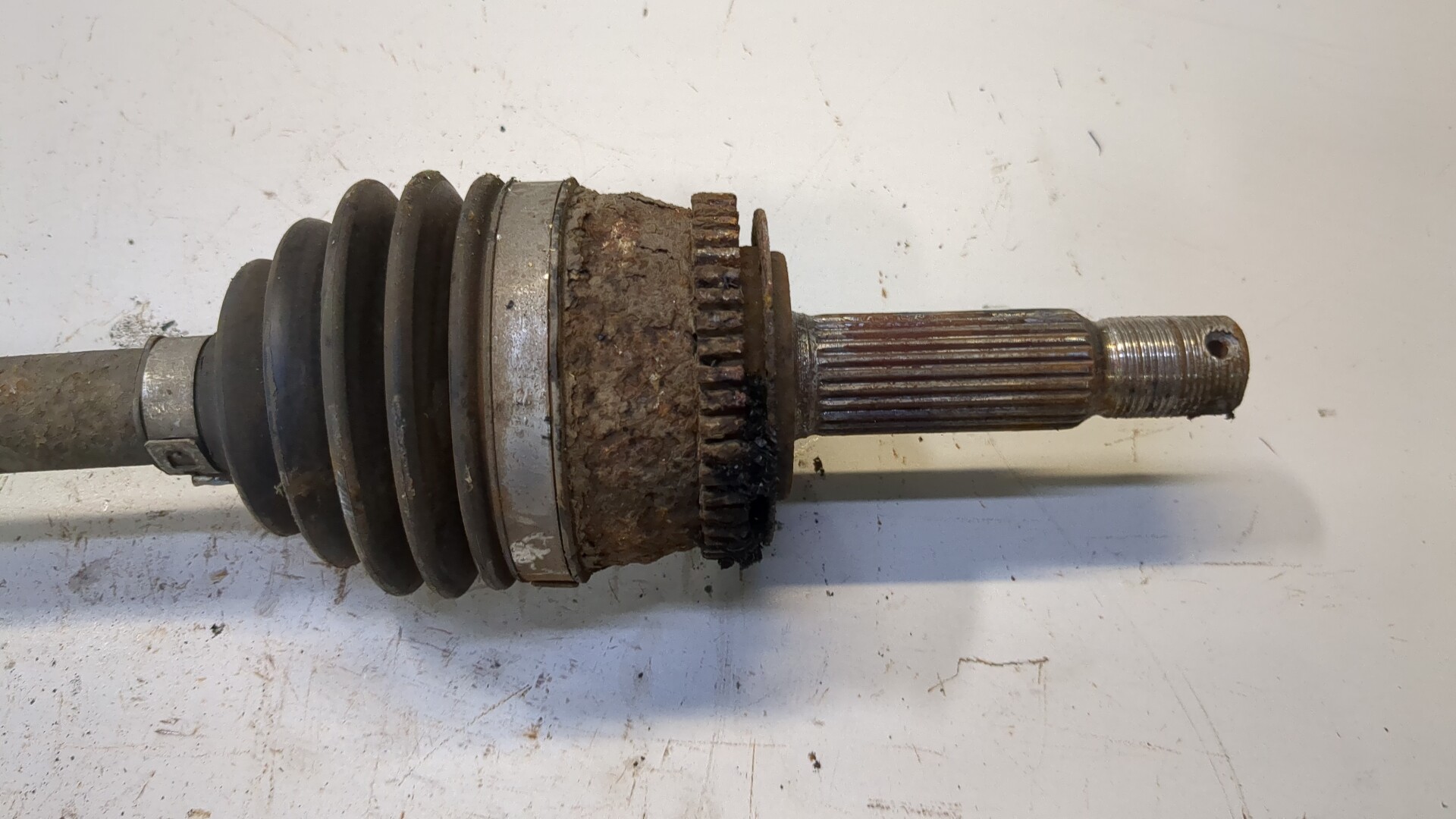 Полуось передняя левая