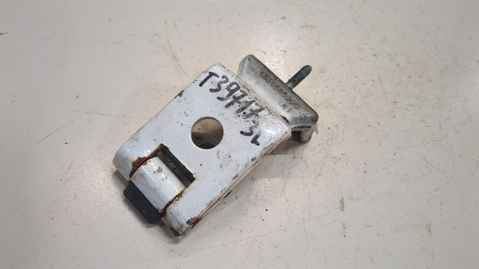 Петля двери