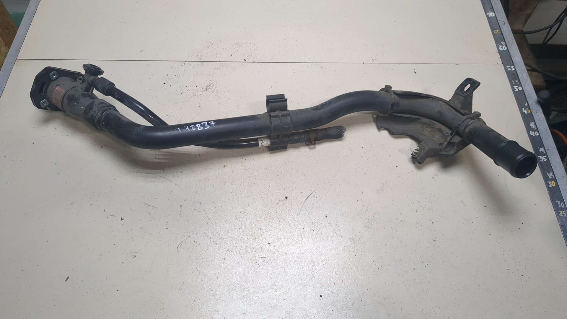 Горловина топливного бака