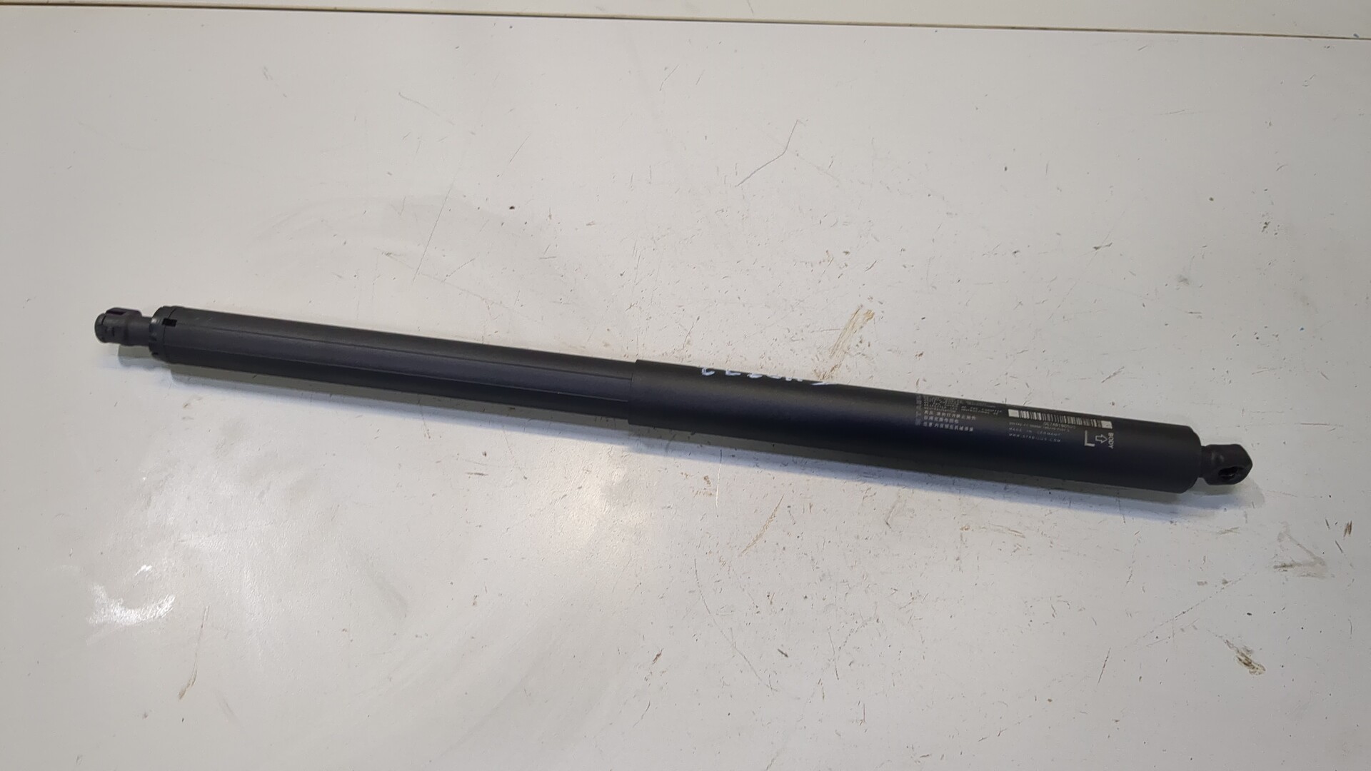 Амортизатор крышки багажника