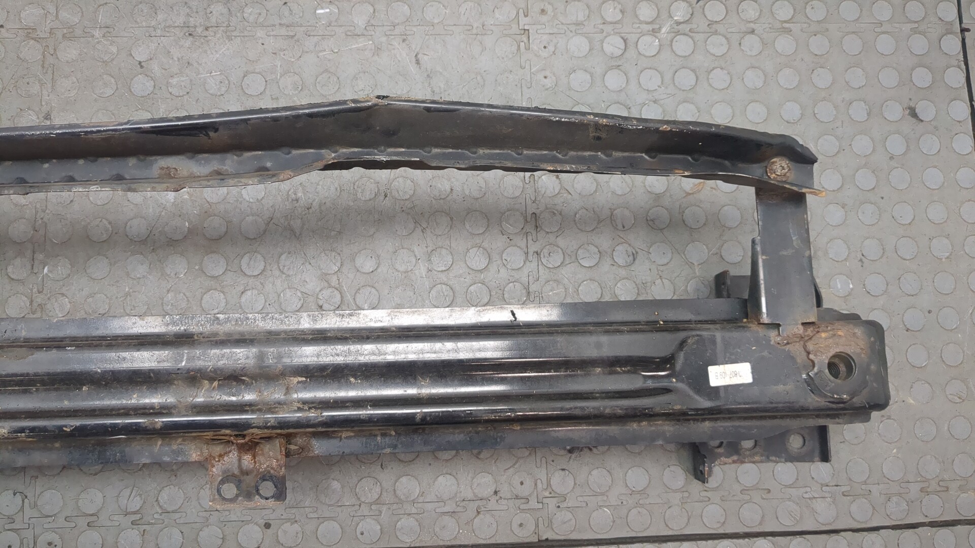 Усилитель переднего бампера