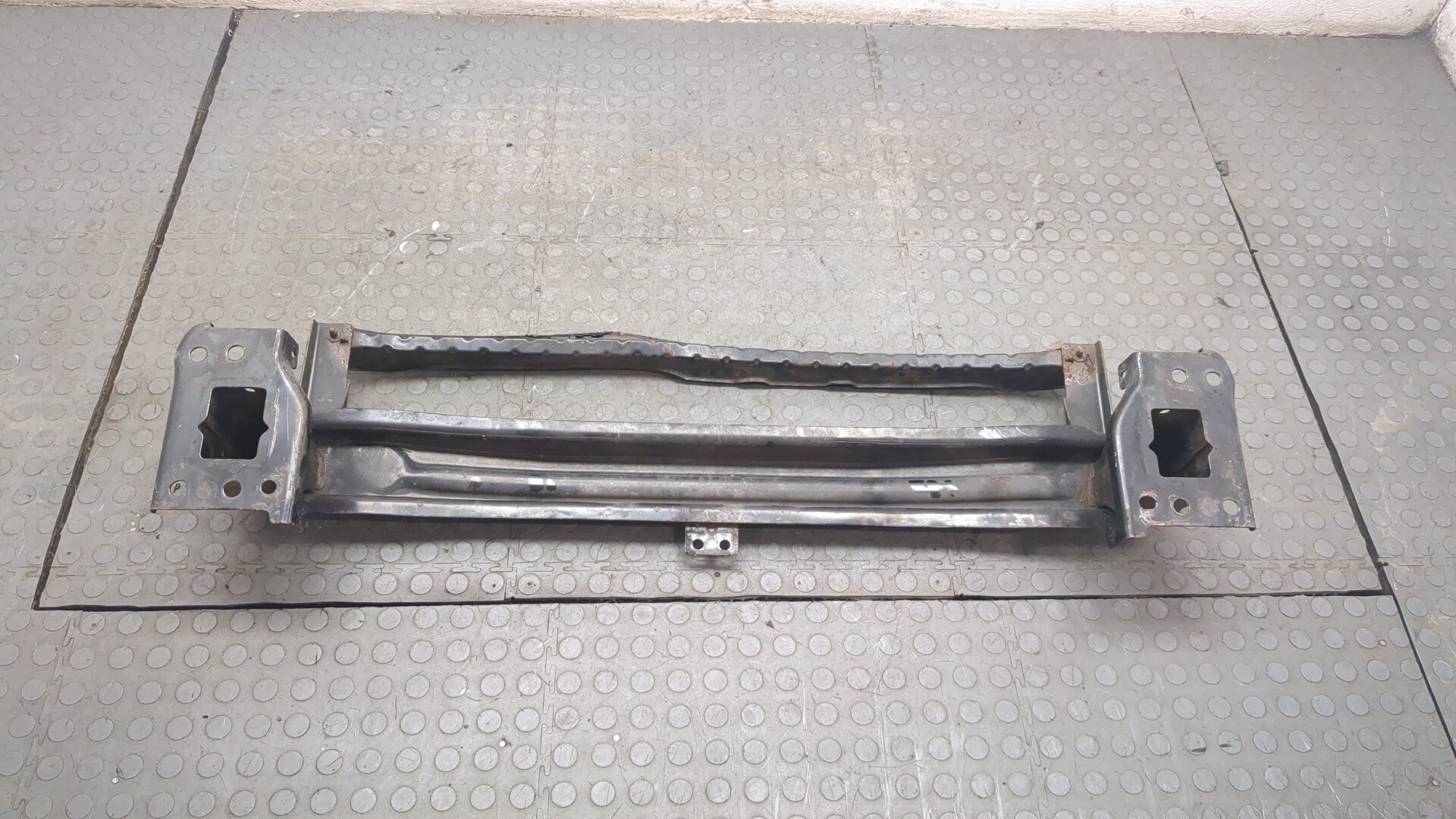 Усилитель переднего бампера