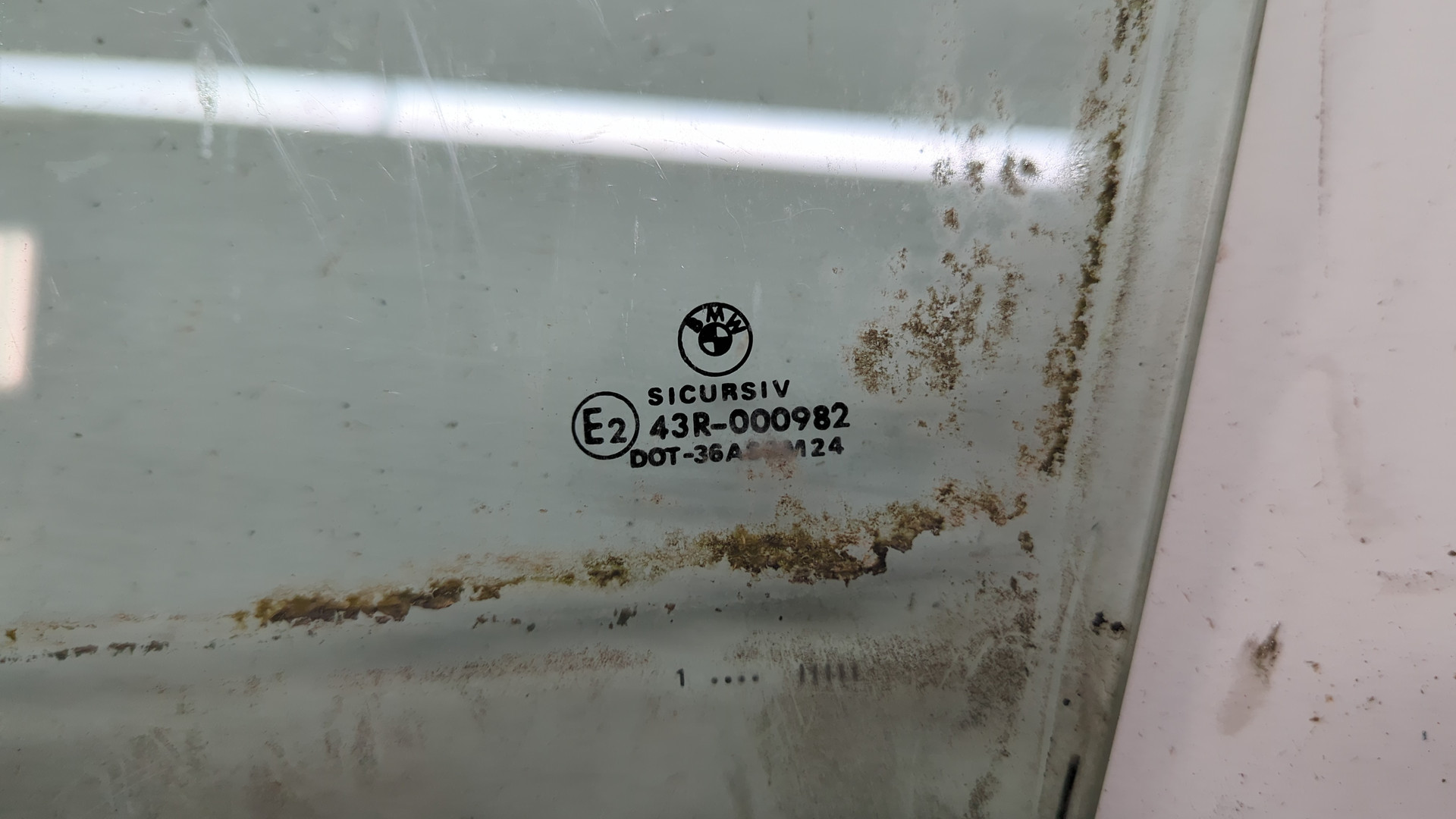 Стекло двери передней левой