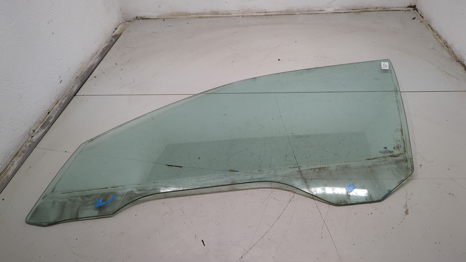 Стекло двери передней левой
