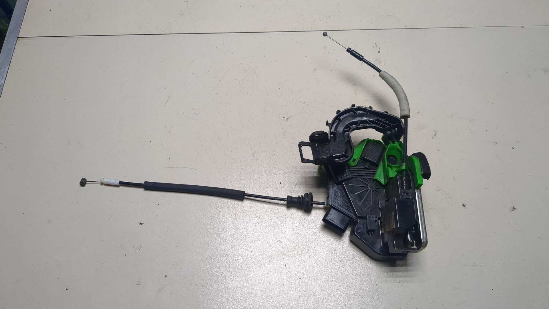 Замок двери передней левой