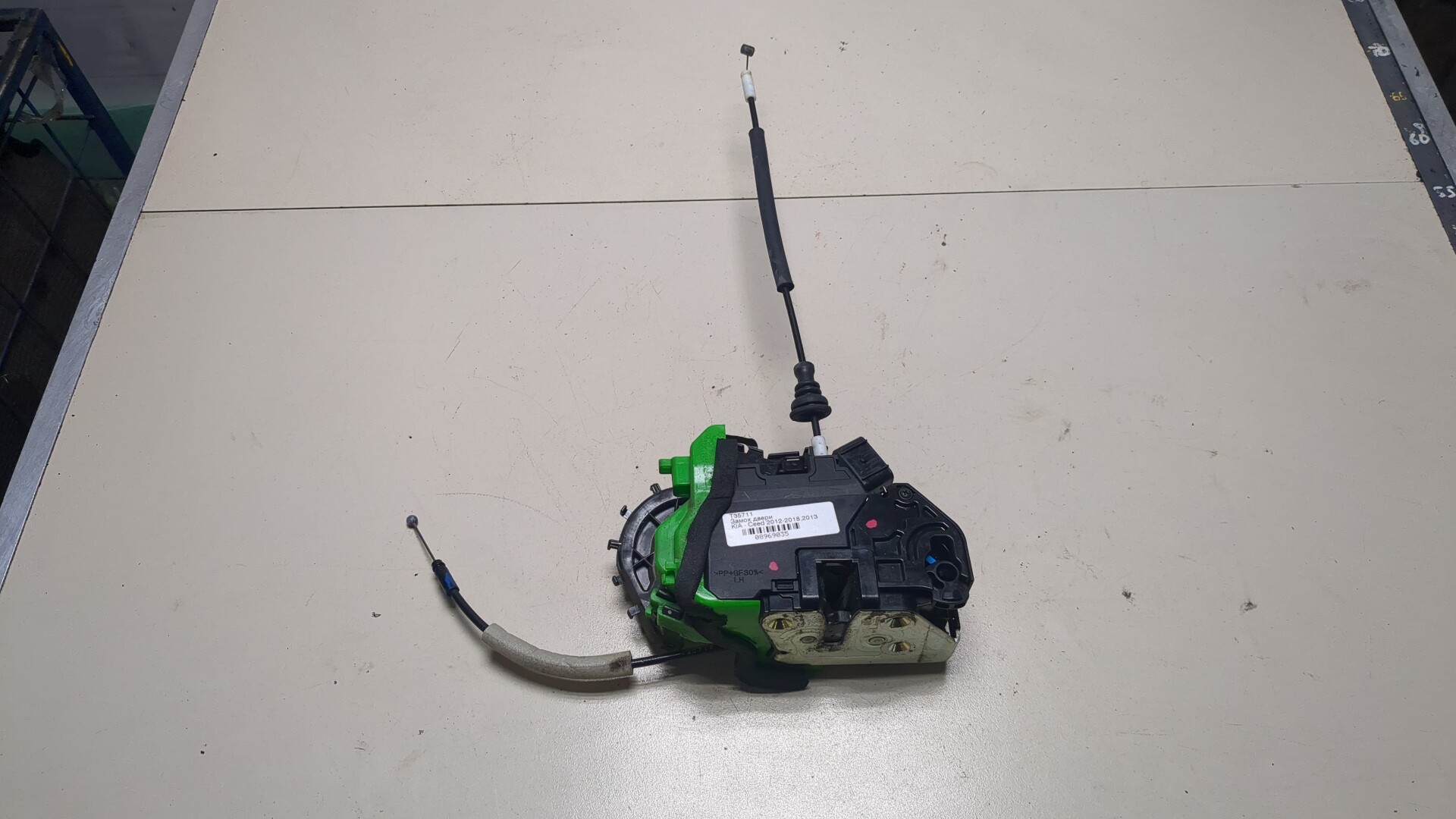 Замок двери передней левой