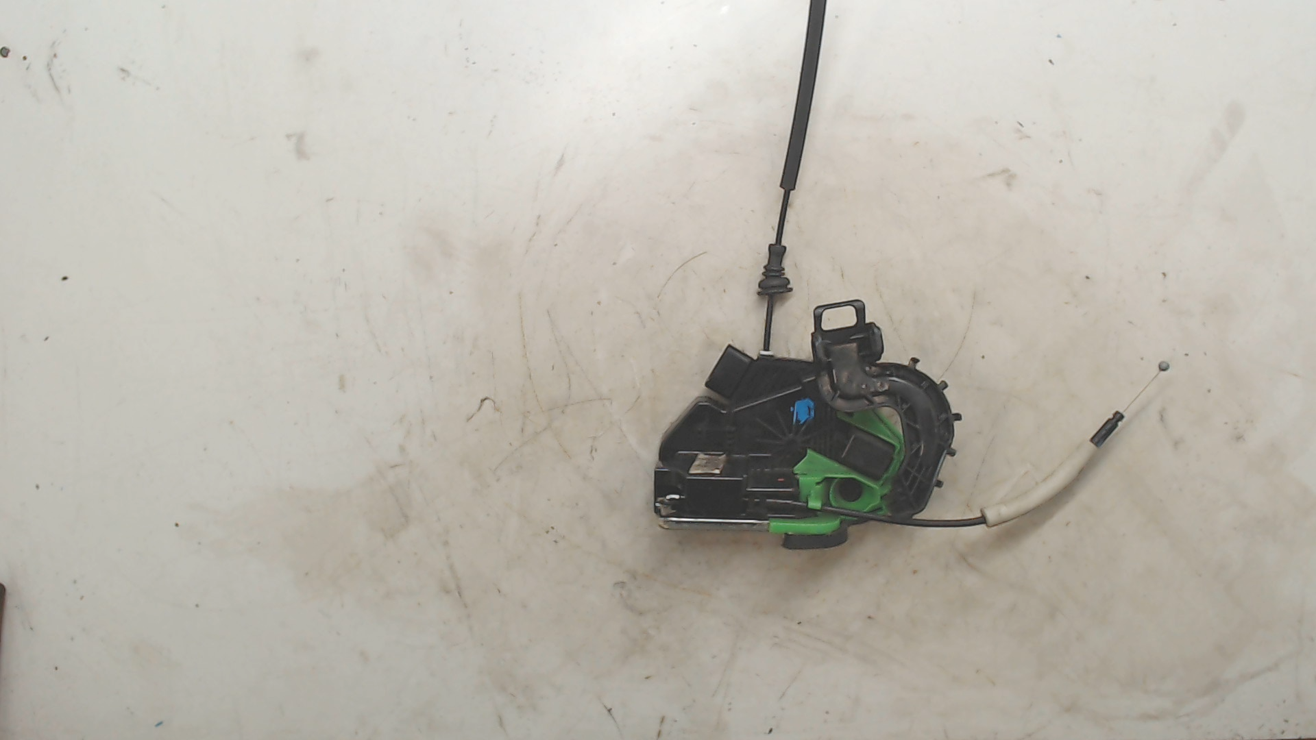 Замок двери передней левой