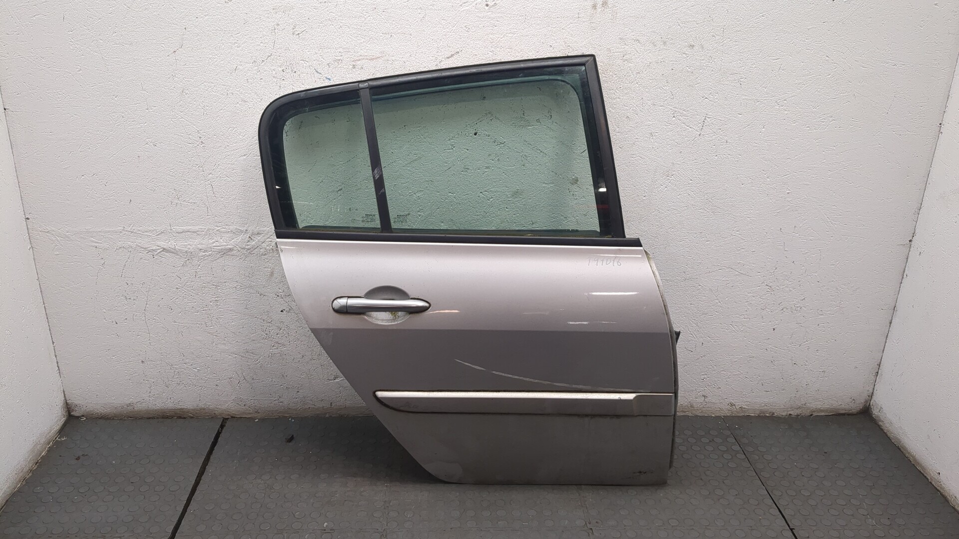 Дверь задняя правая