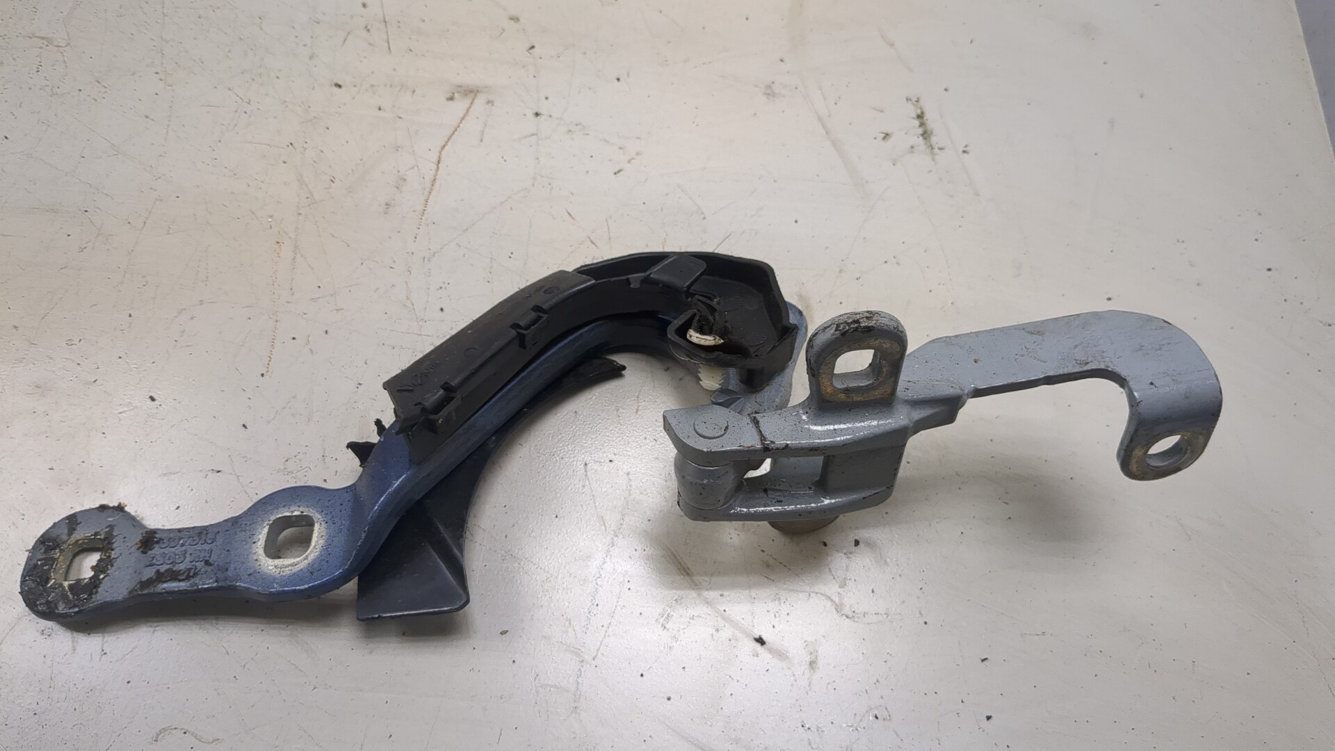 Петля крышки багажника