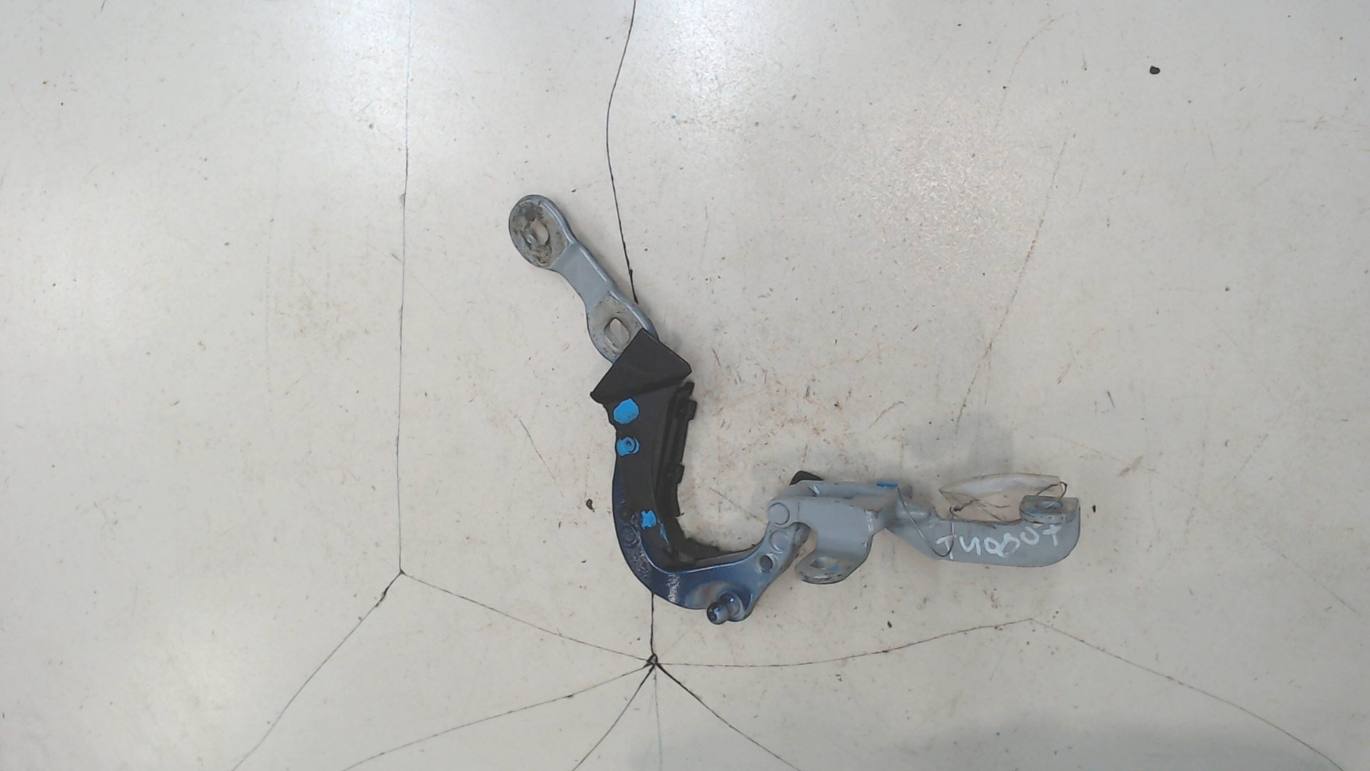 Петля крышки багажника