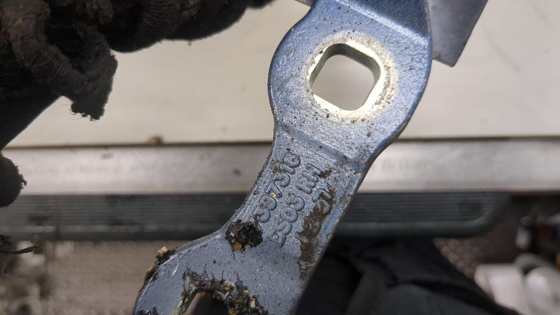 Петля крышки багажника