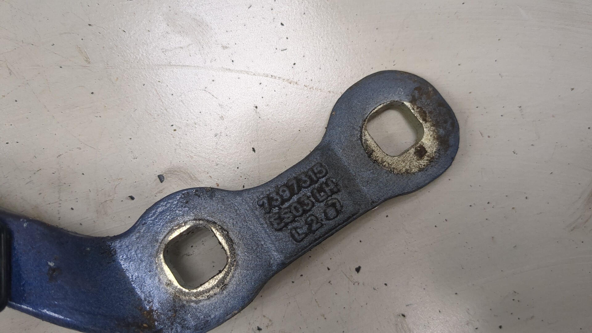 Петля крышки багажника