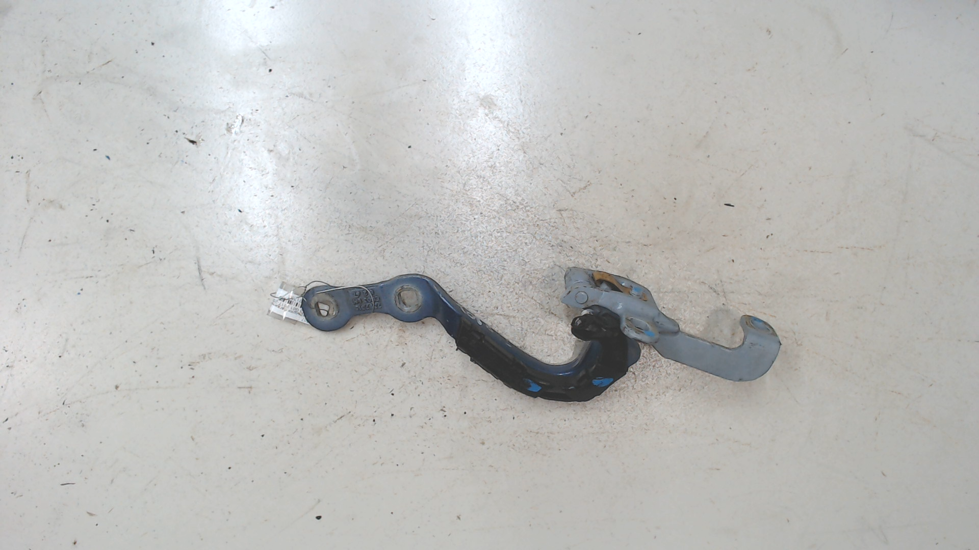 Петля крышки багажника